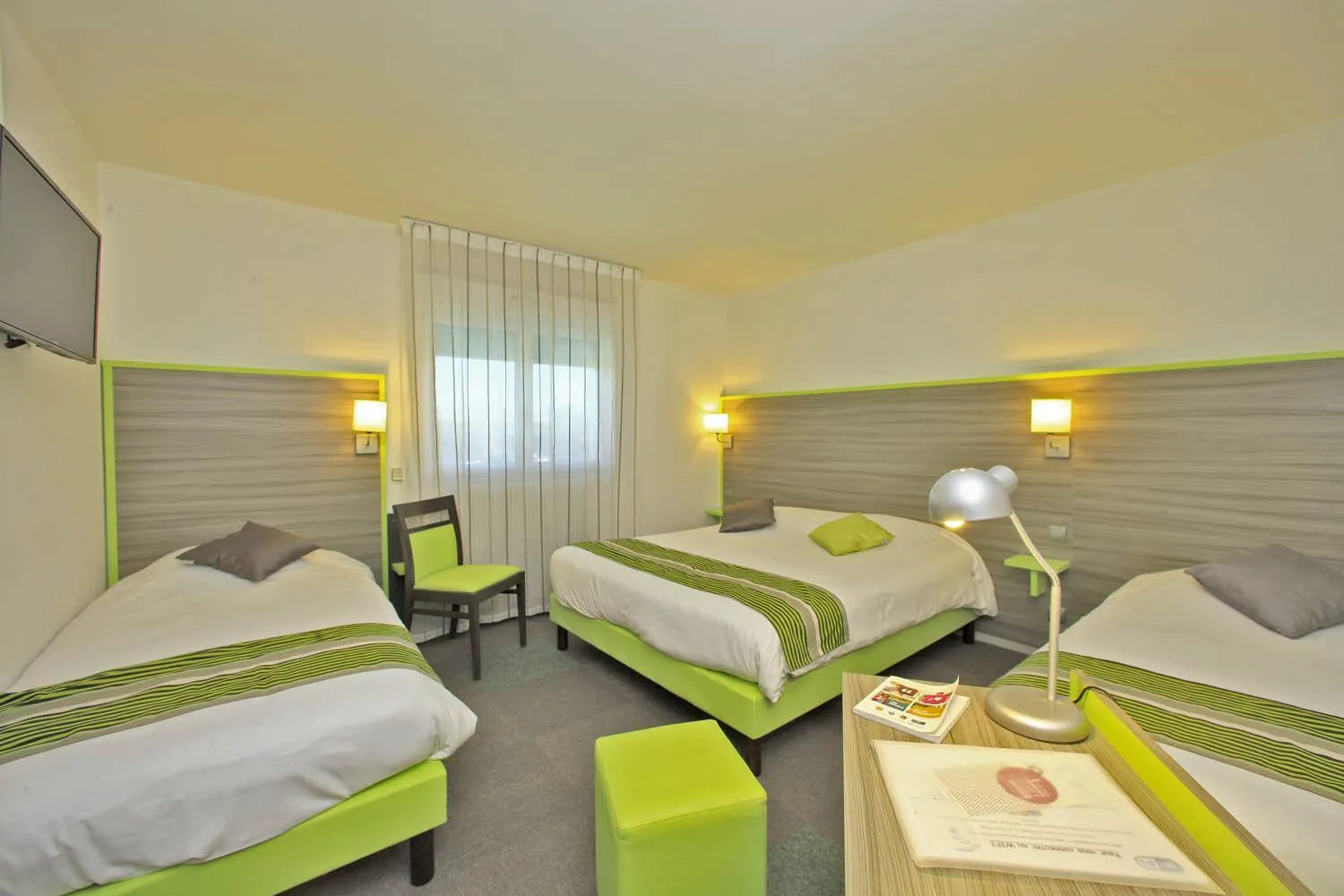 TV and multimedia, Bed in Contact Hôtel O'Nice Saintes