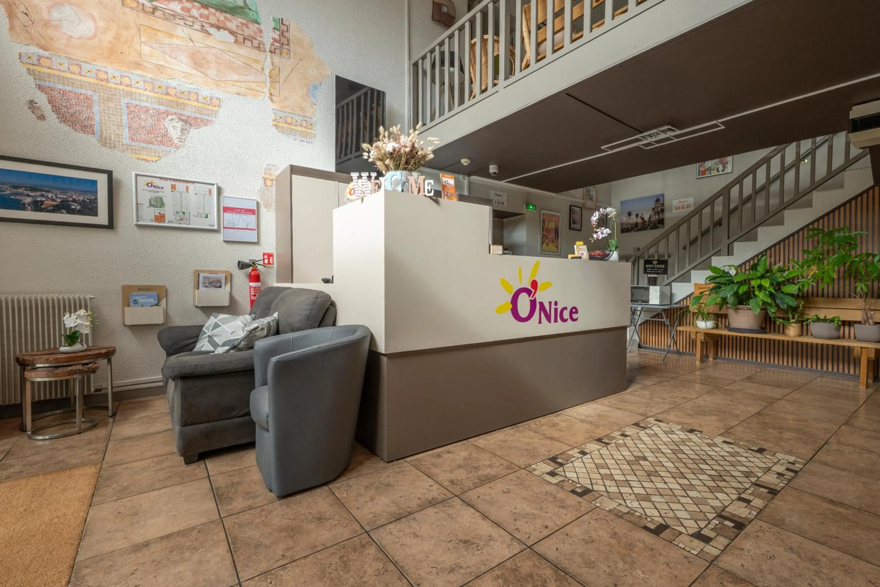 Lobby or reception in Contact Hôtel O'Nice Saintes