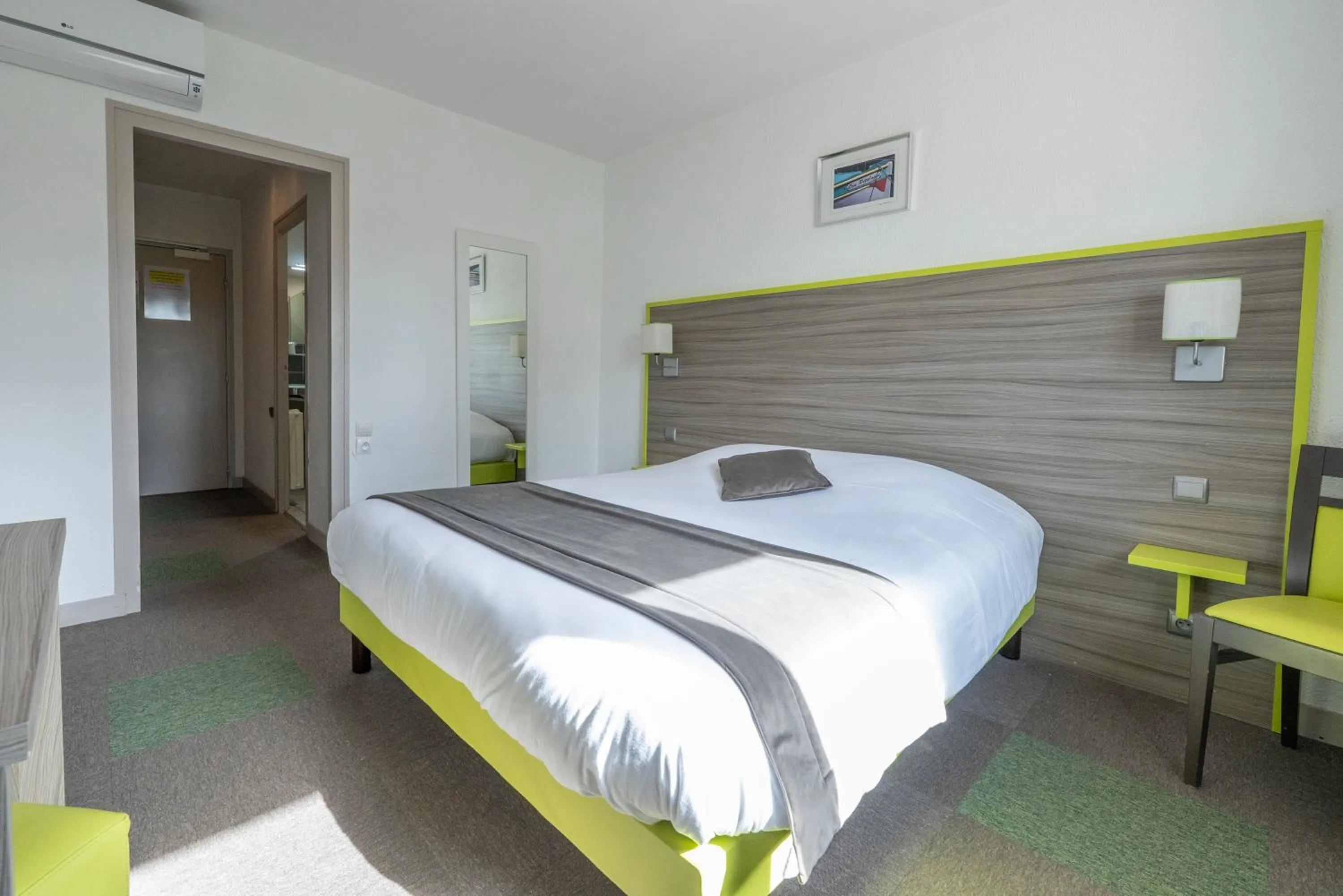 Bed in Contact Hôtel O'Nice Saintes