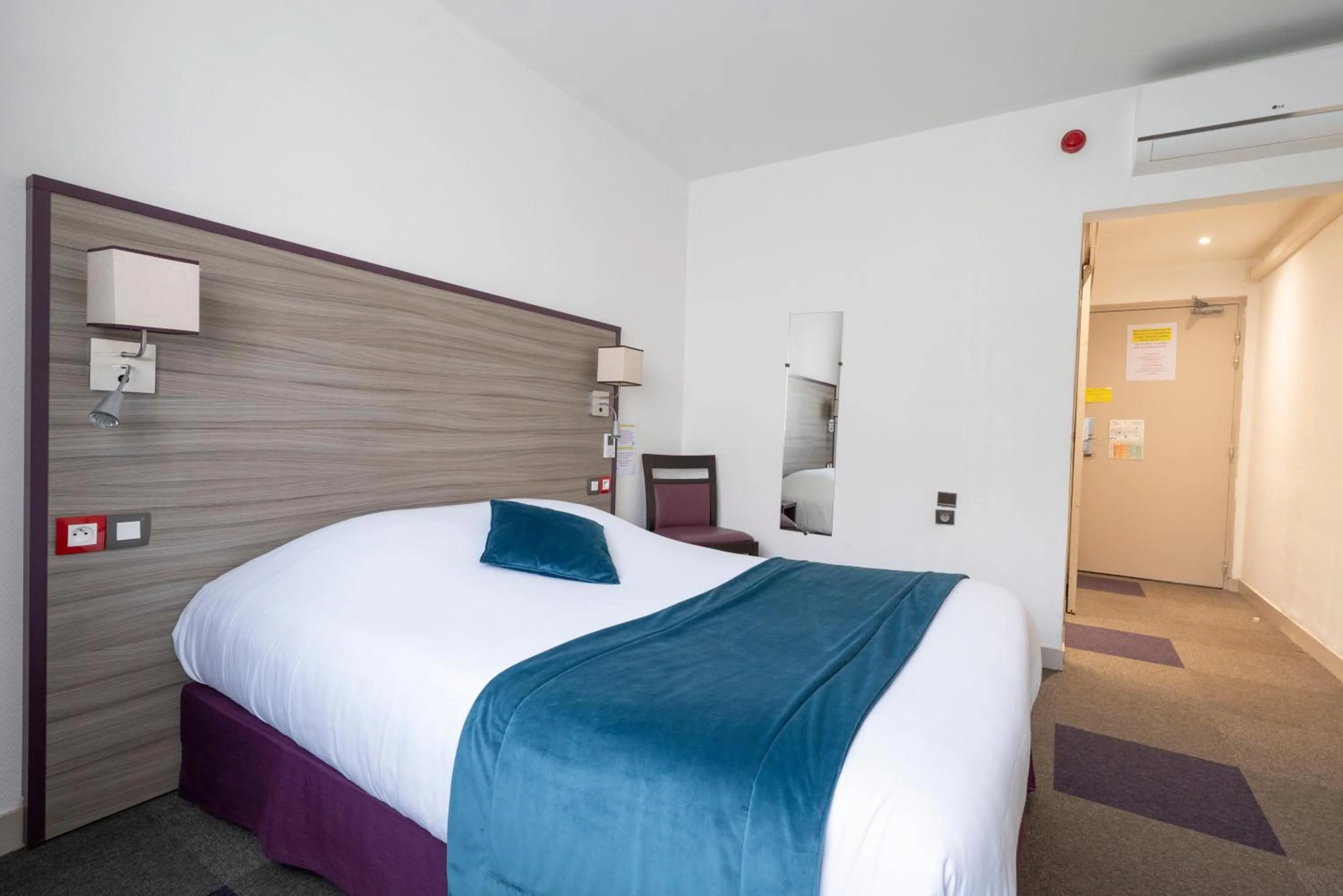 Photo of the whole room, Bed in Contact Hôtel O'Nice Saintes