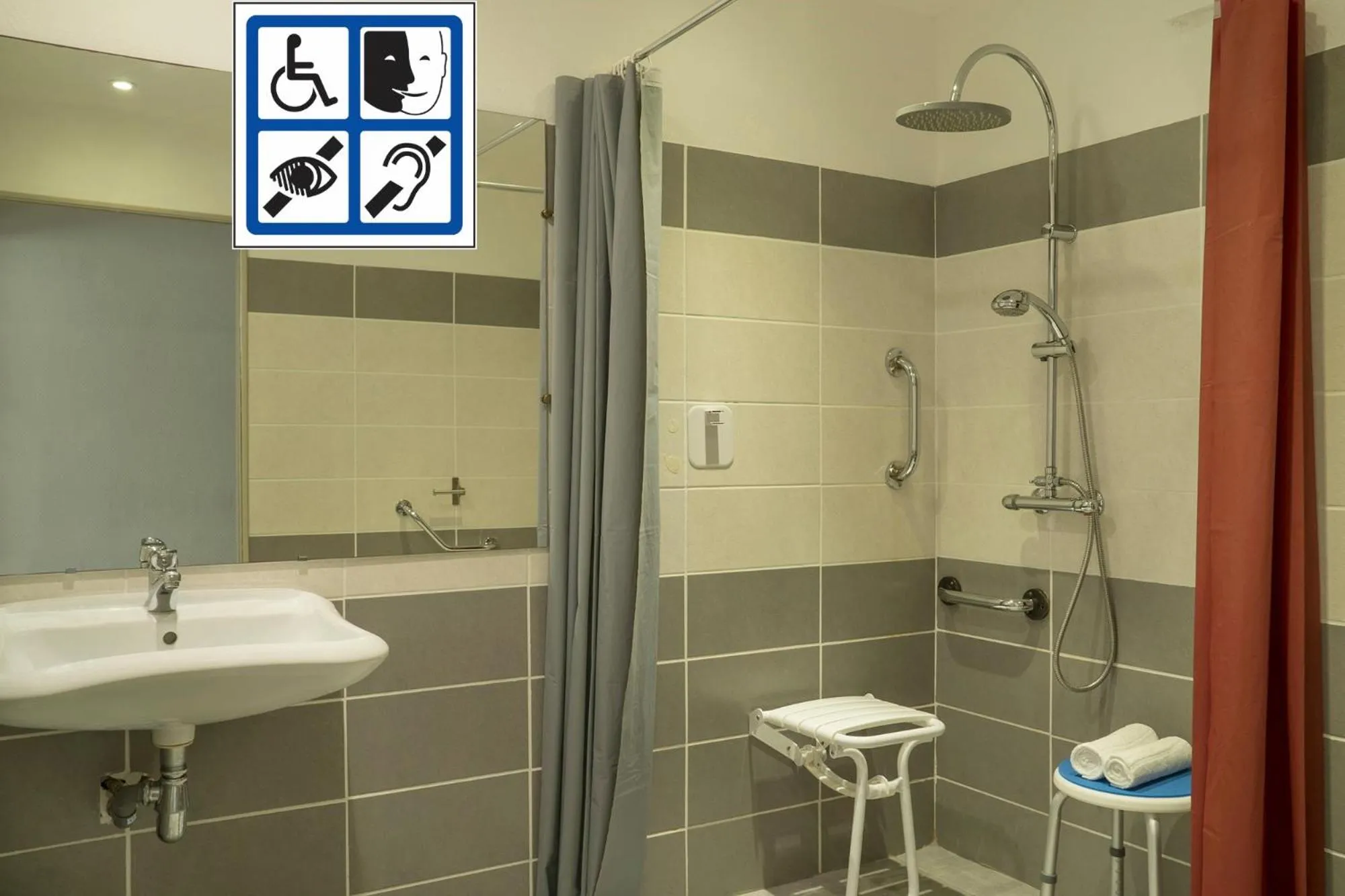 Double Room - Disability Access in Contact Hôtel O'Nice Saintes
