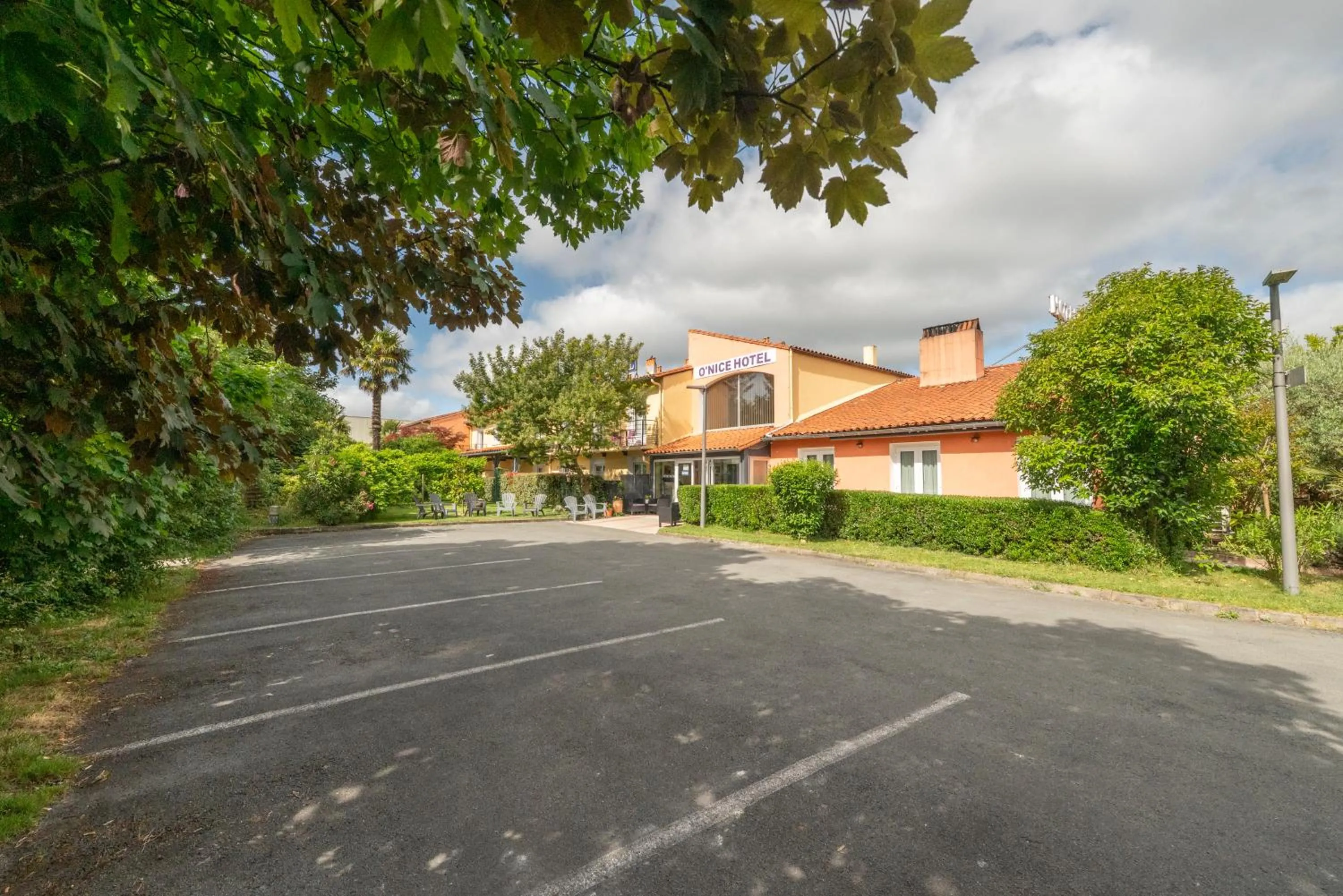 Property building in Contact Hôtel O'Nice Saintes