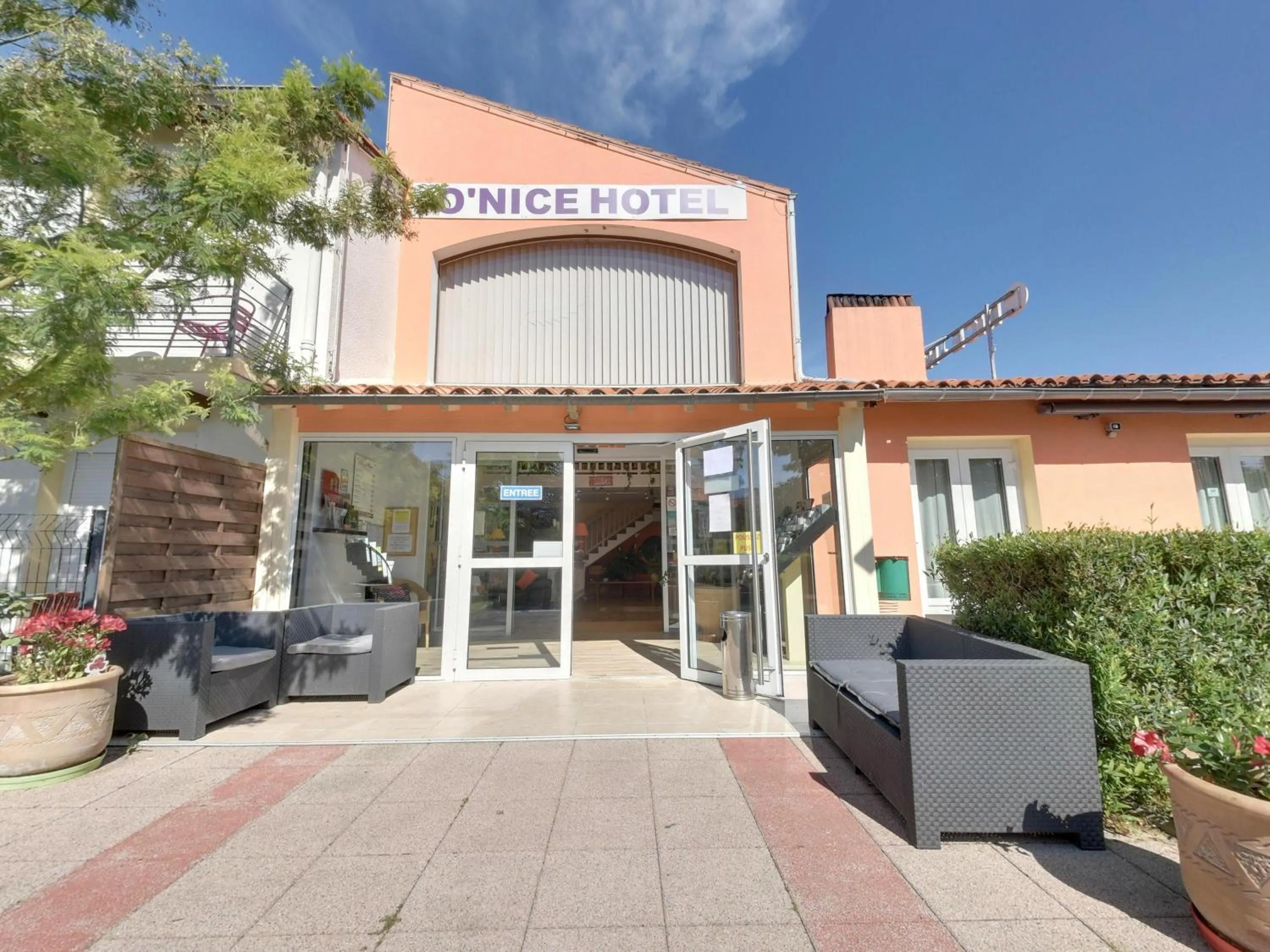 Lobby or reception in Contact Hôtel O'Nice Saintes