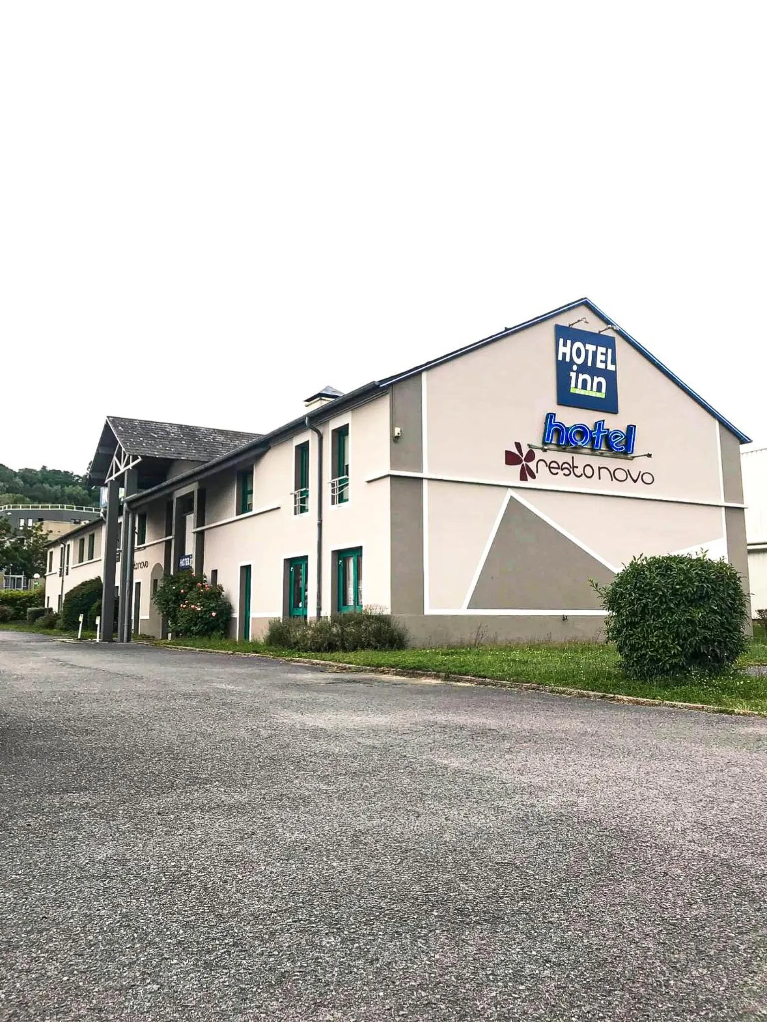 Property building in Hotel Inn Design Laon