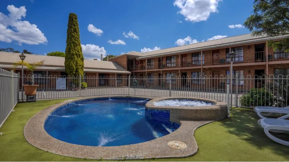 Swimming pool in Rodney Motor Inn