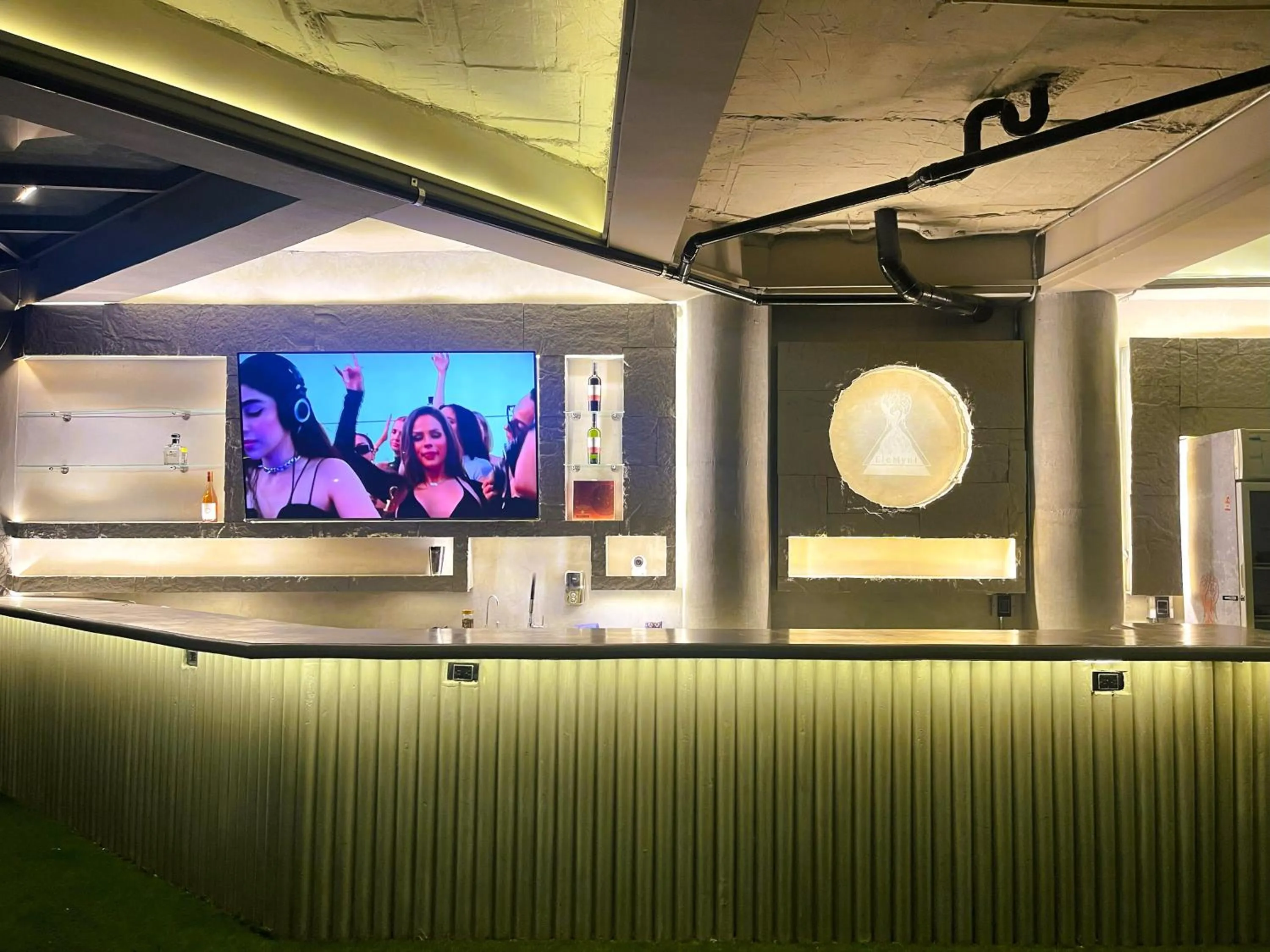 Lounge or bar in EleMYNT LifeStyle Hotel