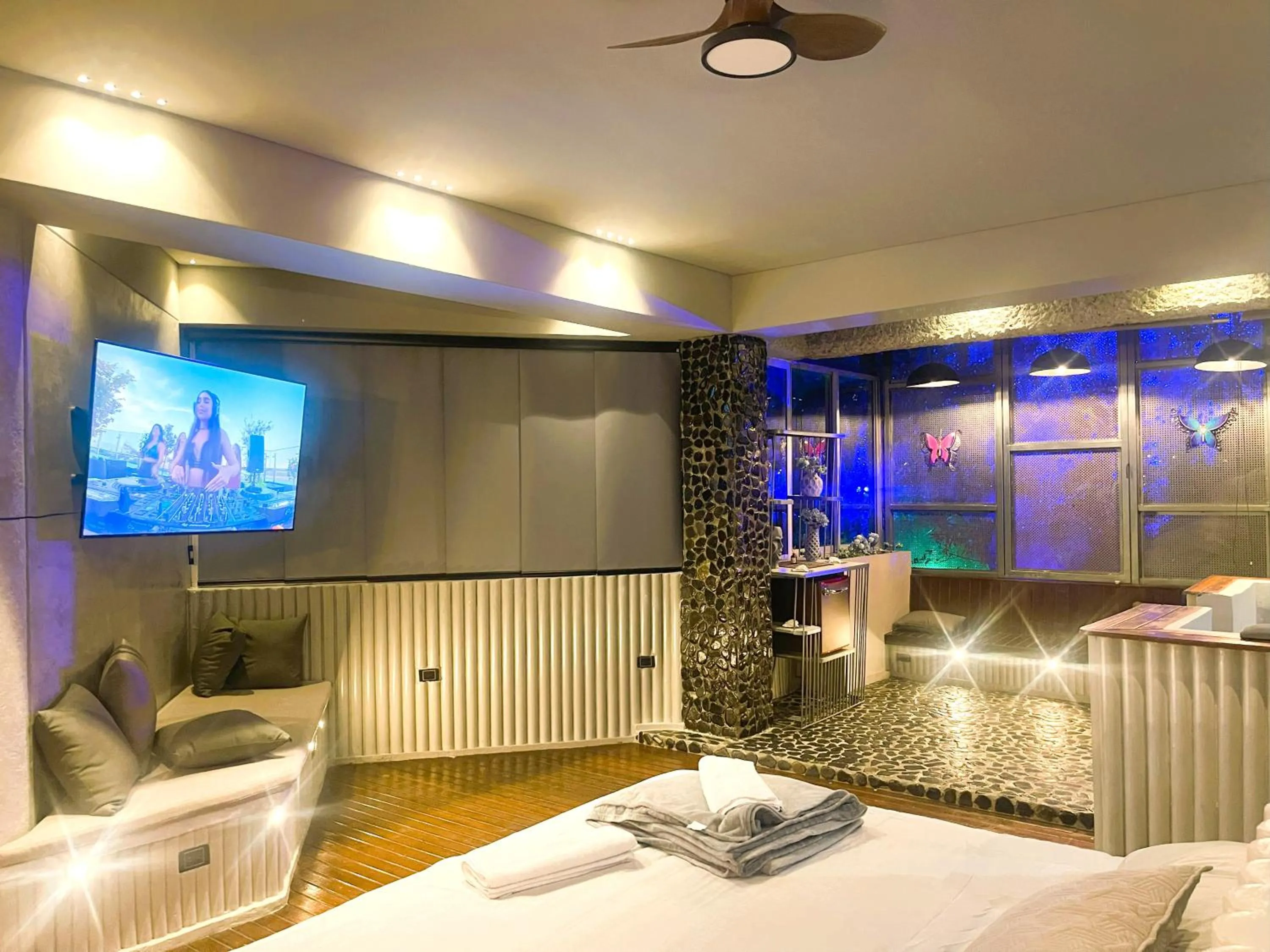 Bedroom in EleMYNT LifeStyle Hotel