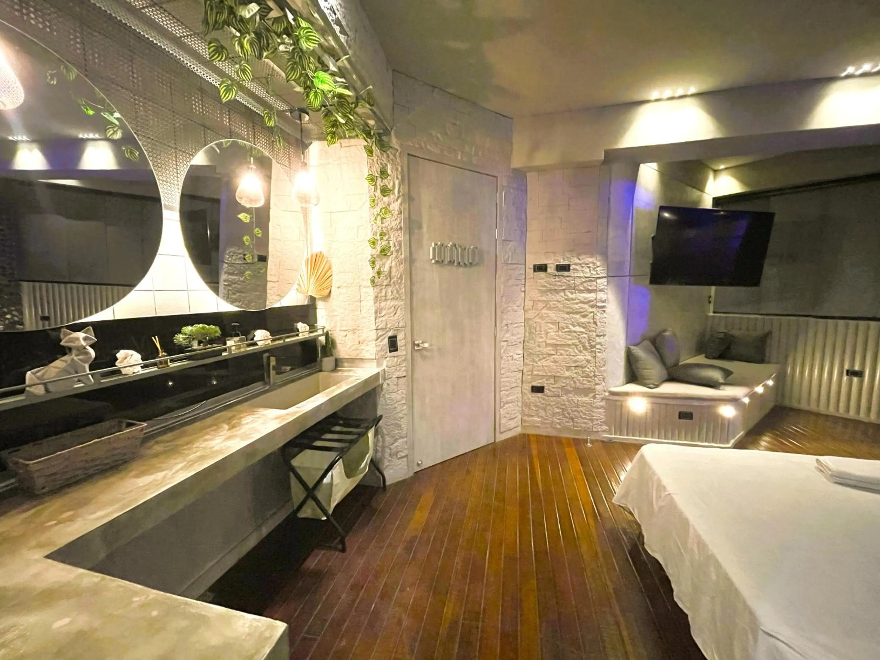 Bedroom in EleMYNT LifeStyle Hotel