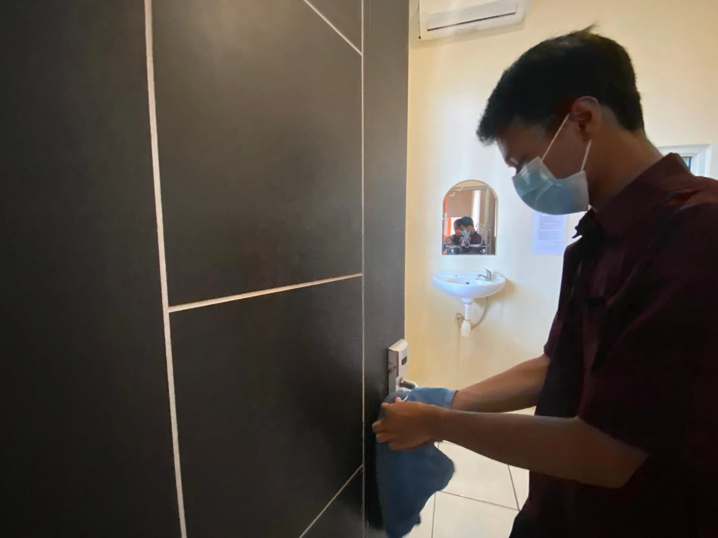 Staff in RedDoorz At Kartini Residence Semarang