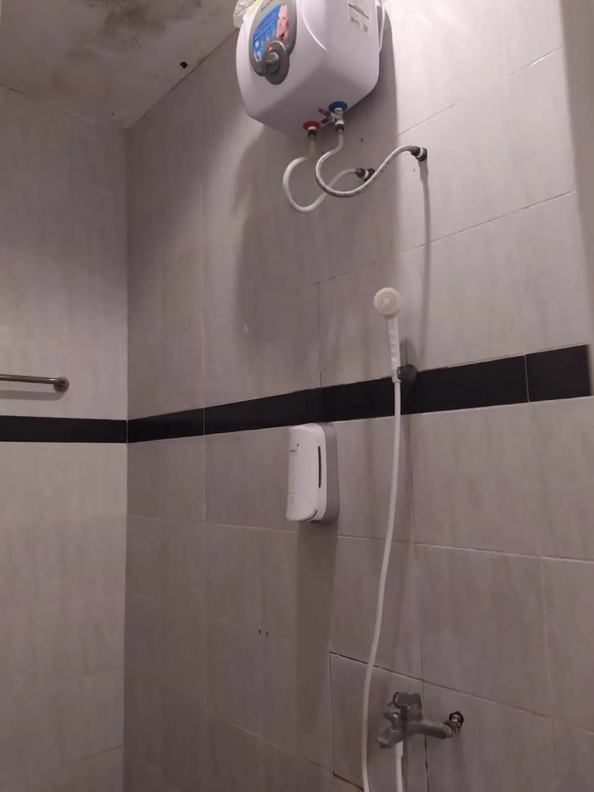 Bathroom in RedDoorz At Kartini Residence Semarang