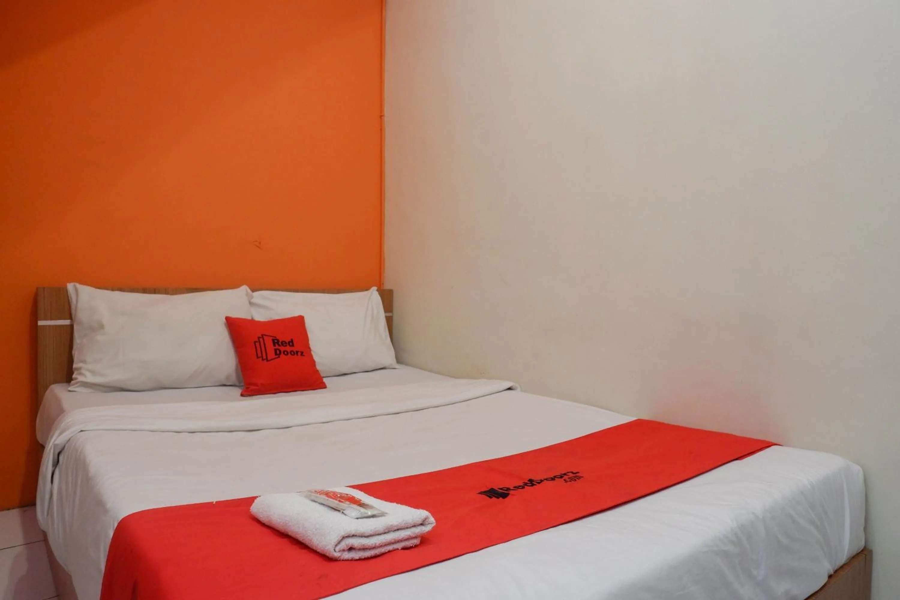 Bedroom, Bed in RedDoorz near Majapahit Semarang 2