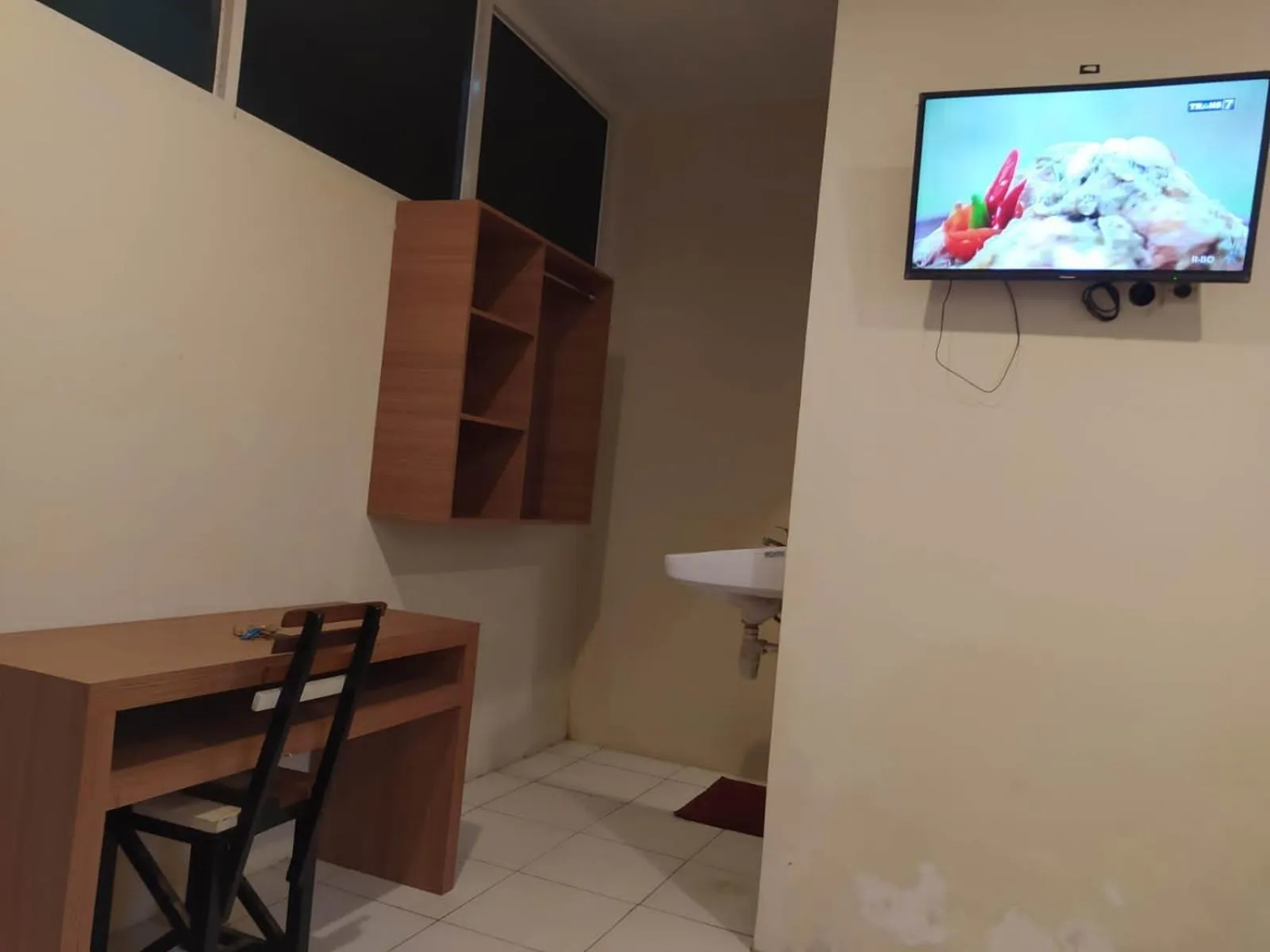 TV and multimedia in RedDoorz At Kartini Residence Semarang