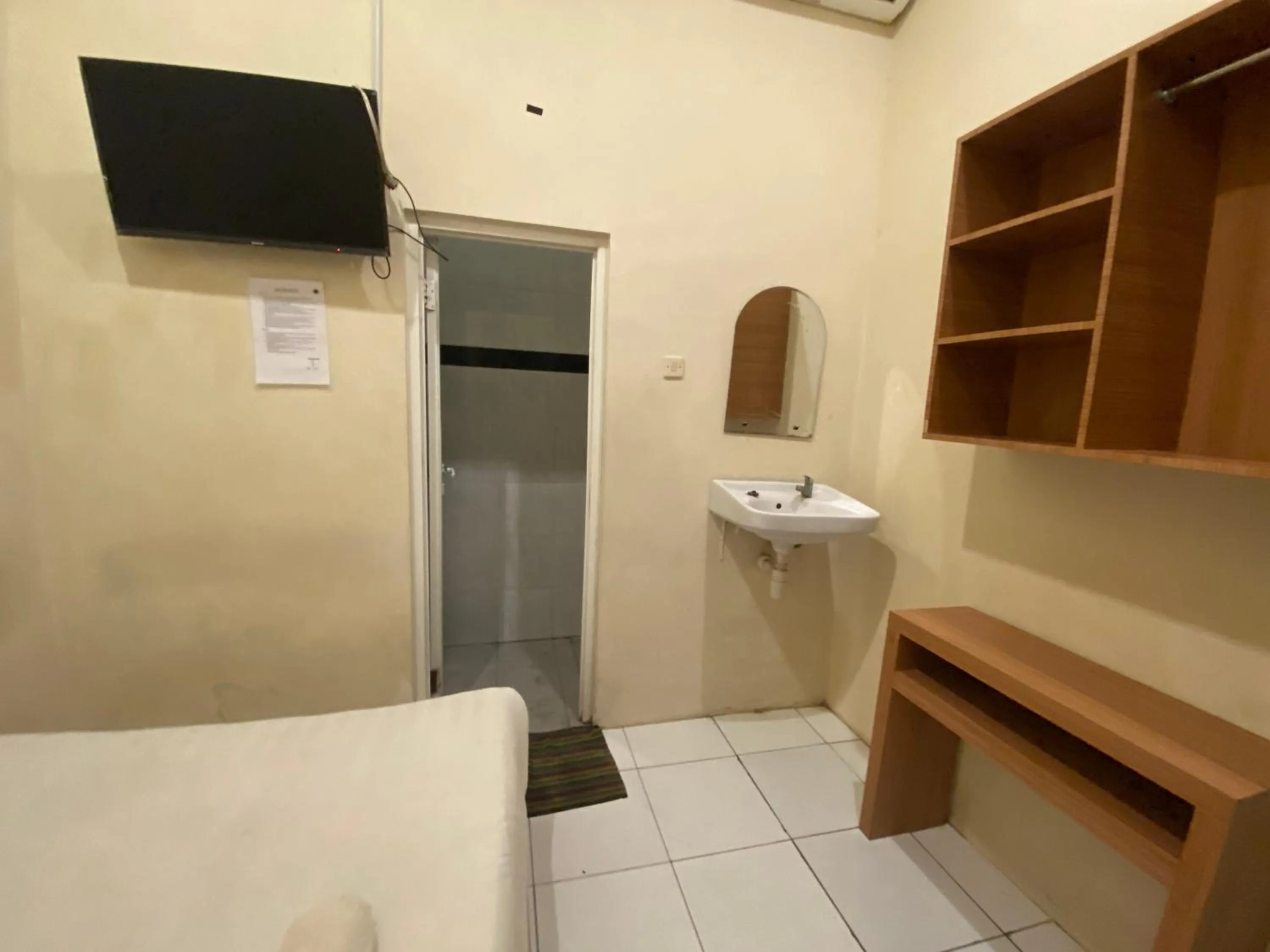 Bedroom in RedDoorz At Kartini Residence Semarang