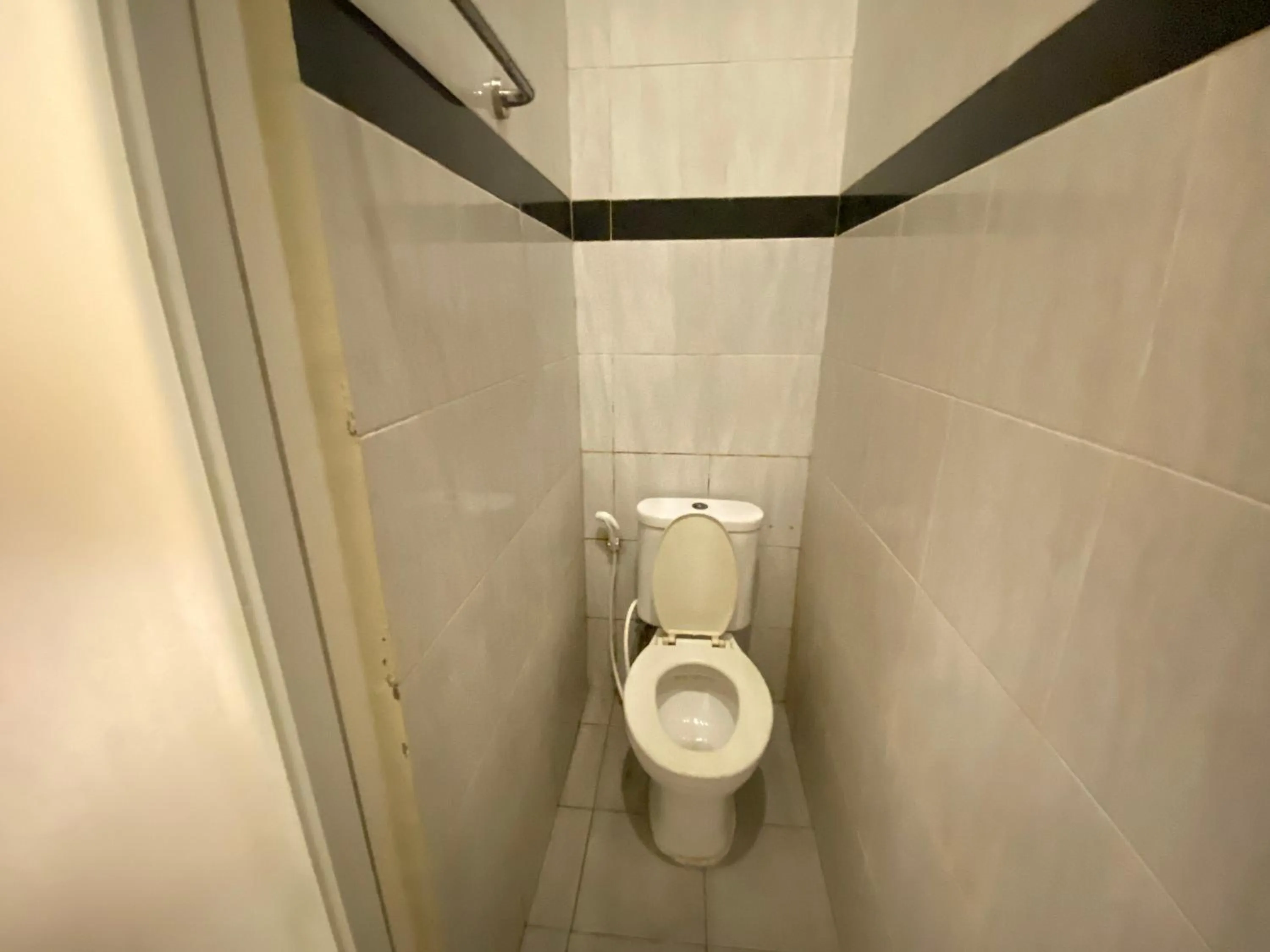 Bathroom in RedDoorz At Kartini Residence Semarang