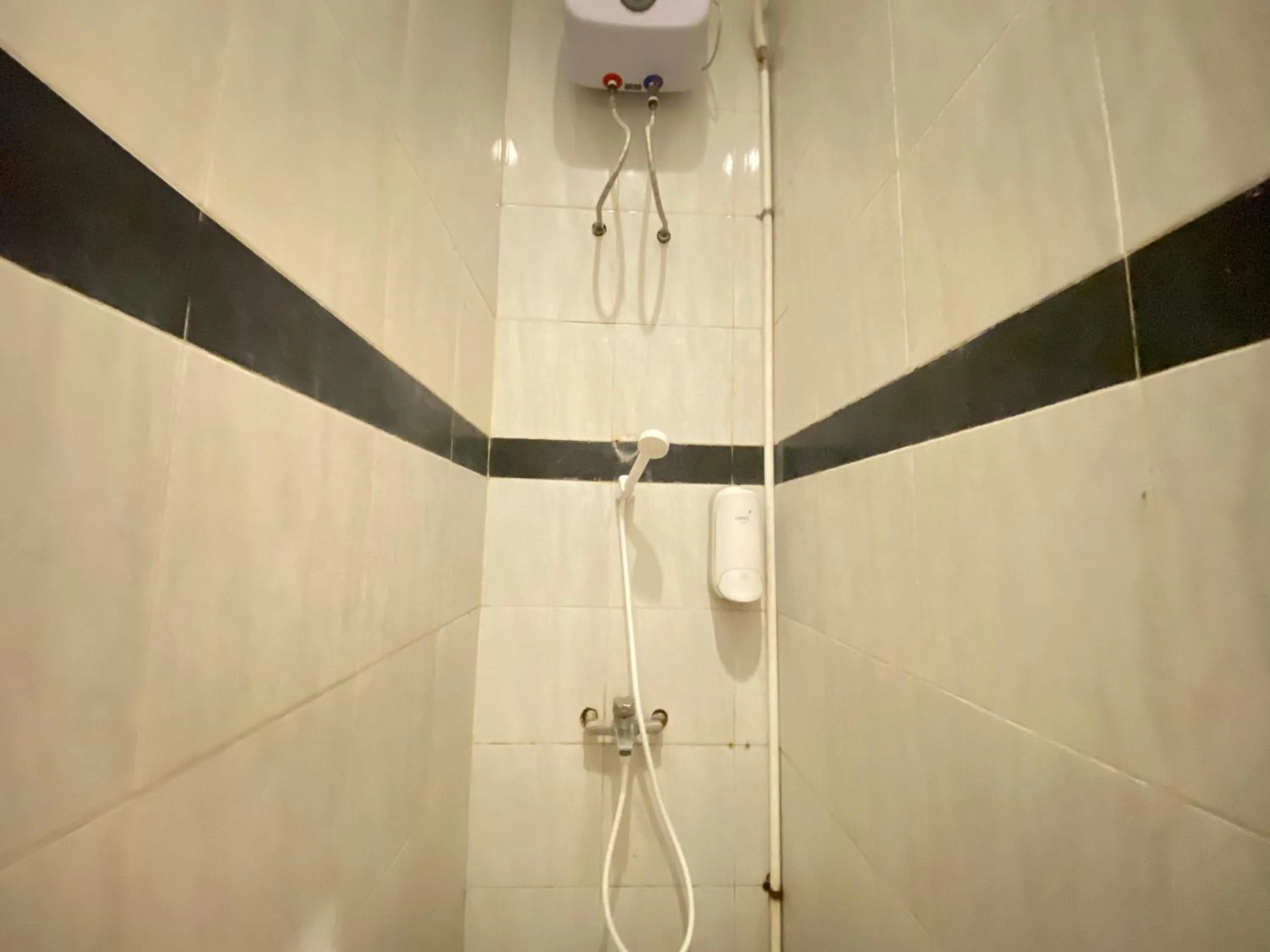 Bathroom in RedDoorz At Kartini Residence Semarang