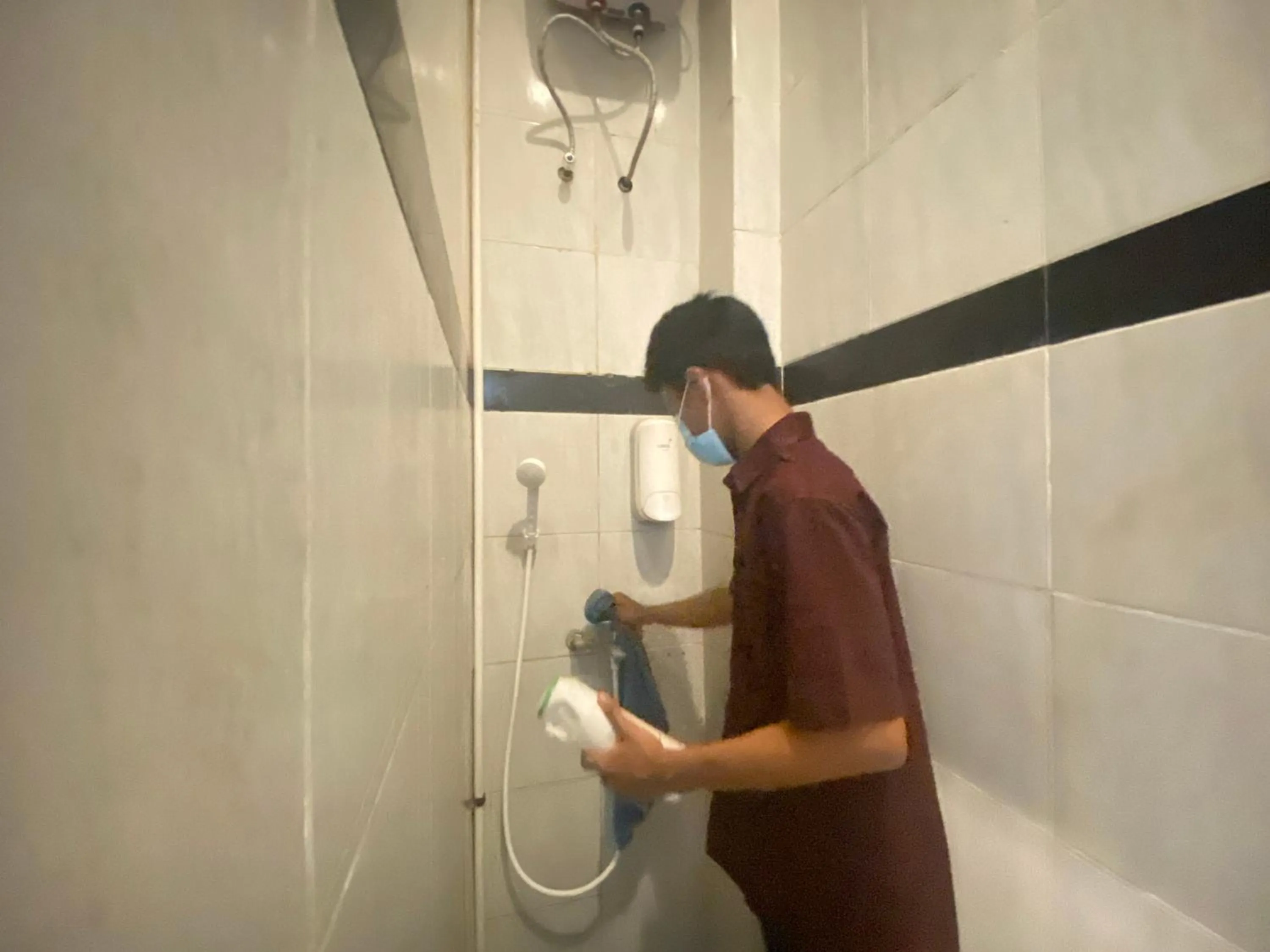 Bathroom in RedDoorz At Kartini Residence Semarang