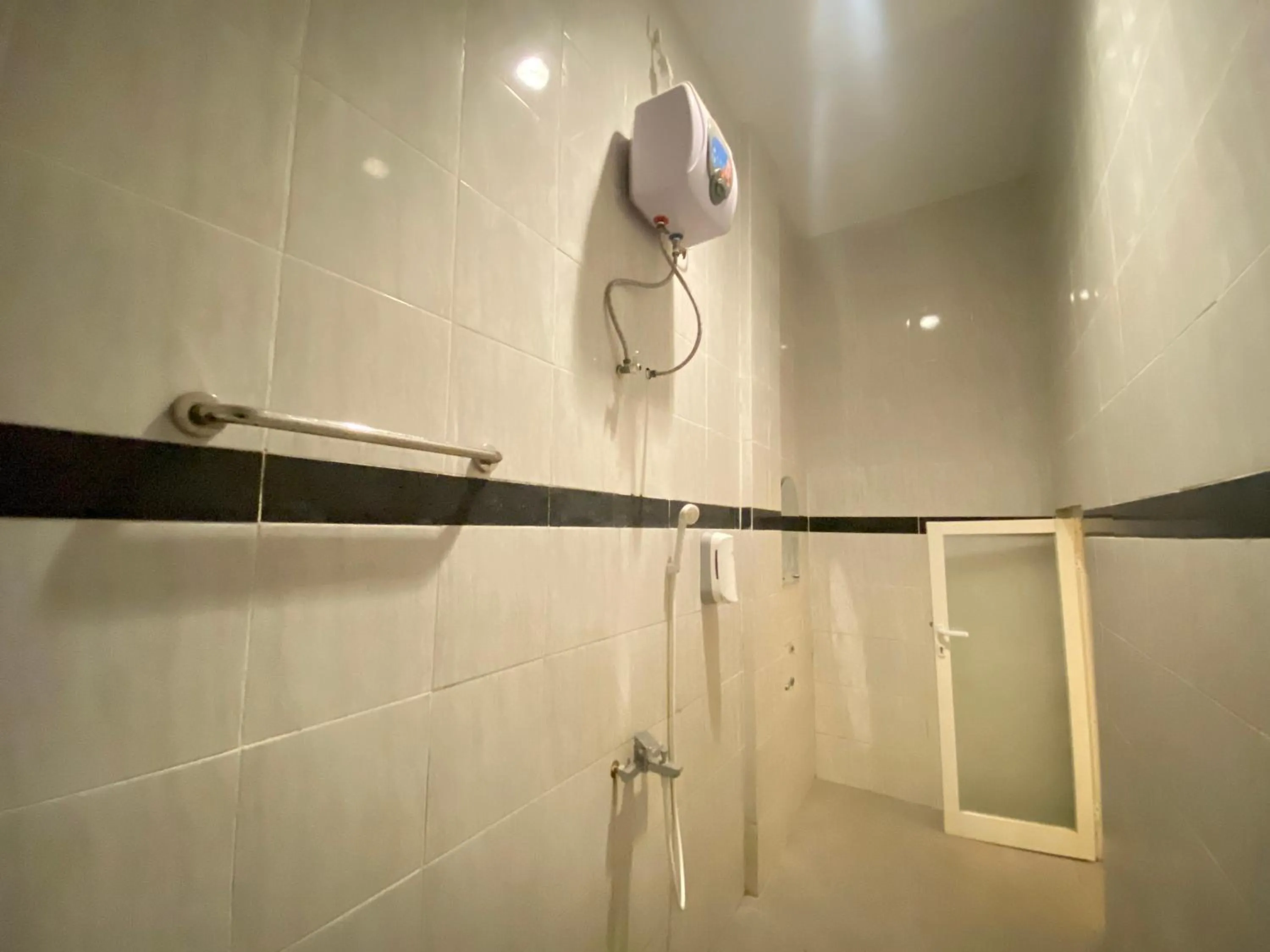 Bathroom in RedDoorz At Kartini Residence Semarang