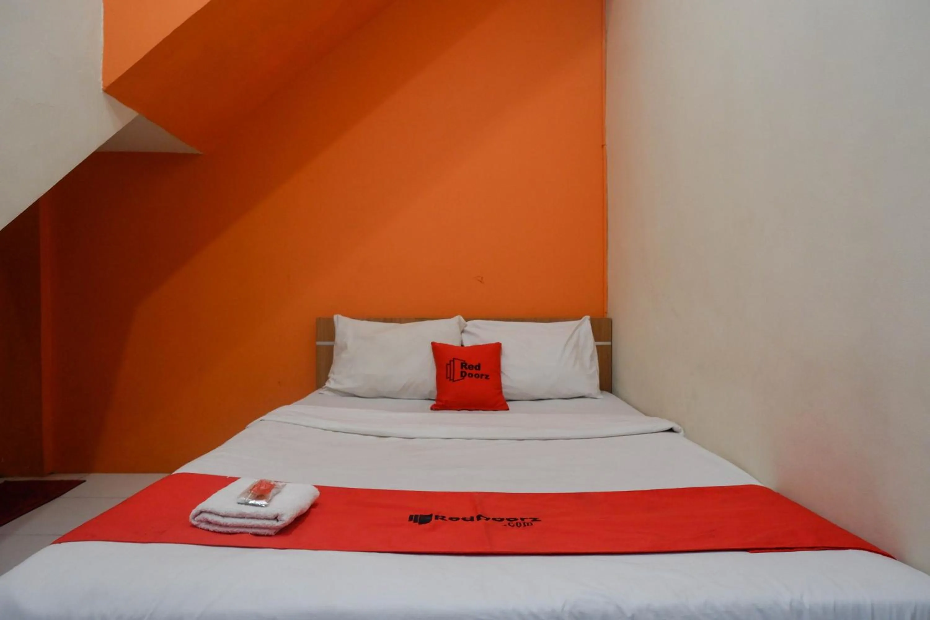 Bedroom, Bed in RedDoorz near Majapahit Semarang 2