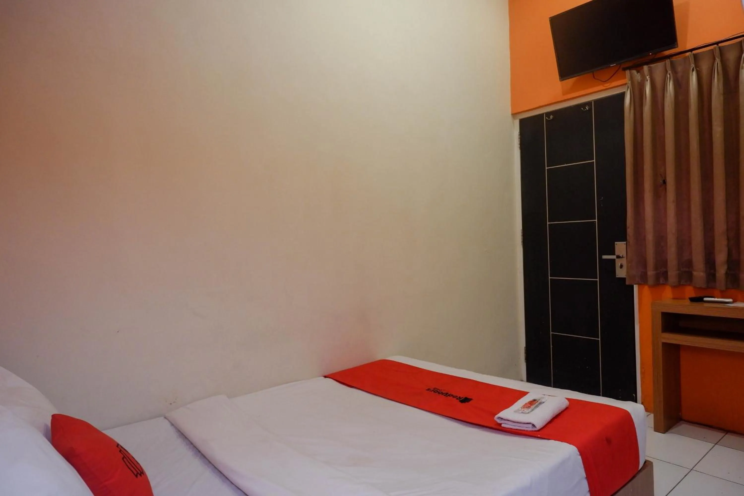 Bedroom, Bed in RedDoorz near Majapahit Semarang 2