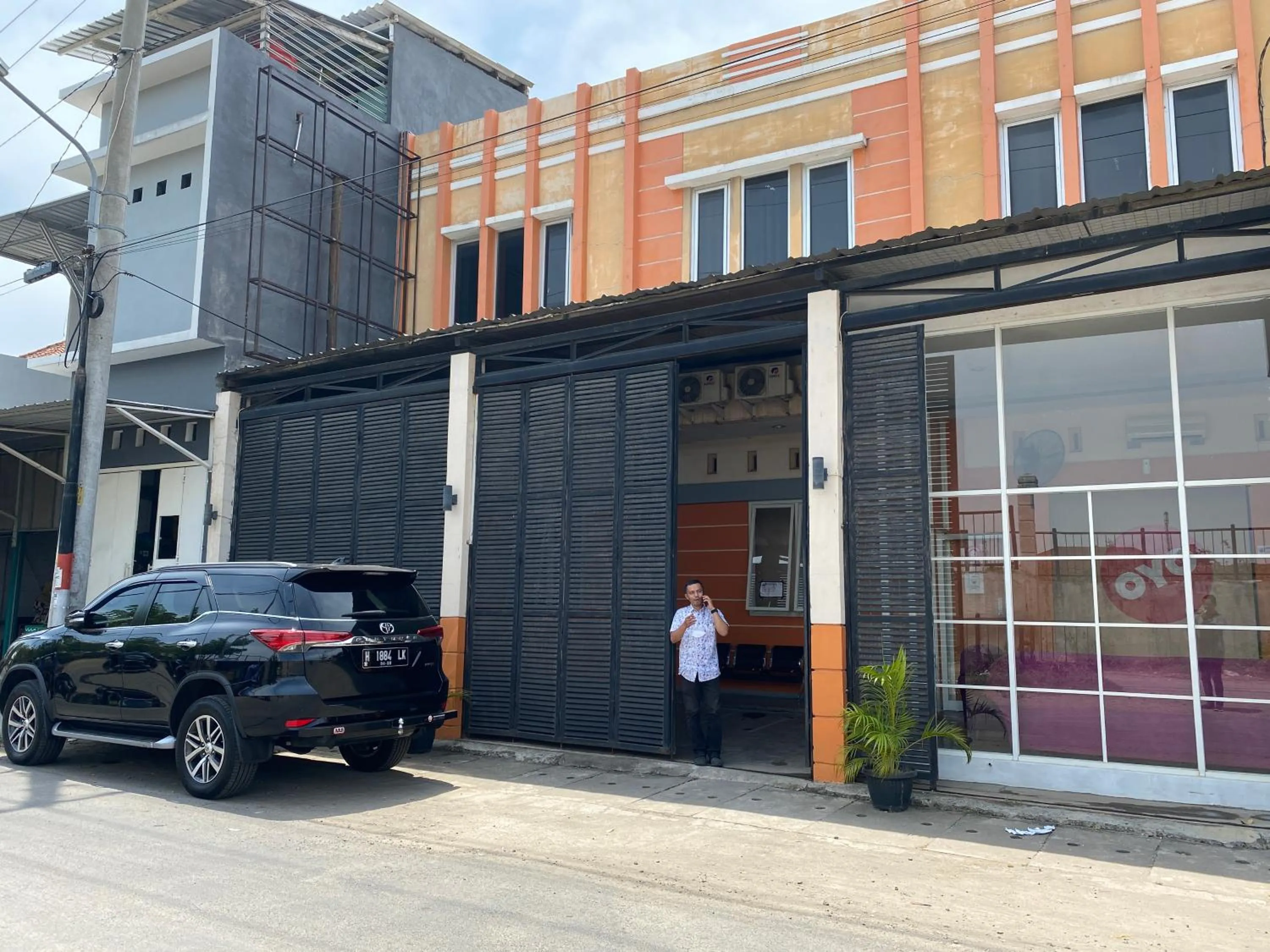 Facade/entrance in RedDoorz At Kartini Residence Semarang