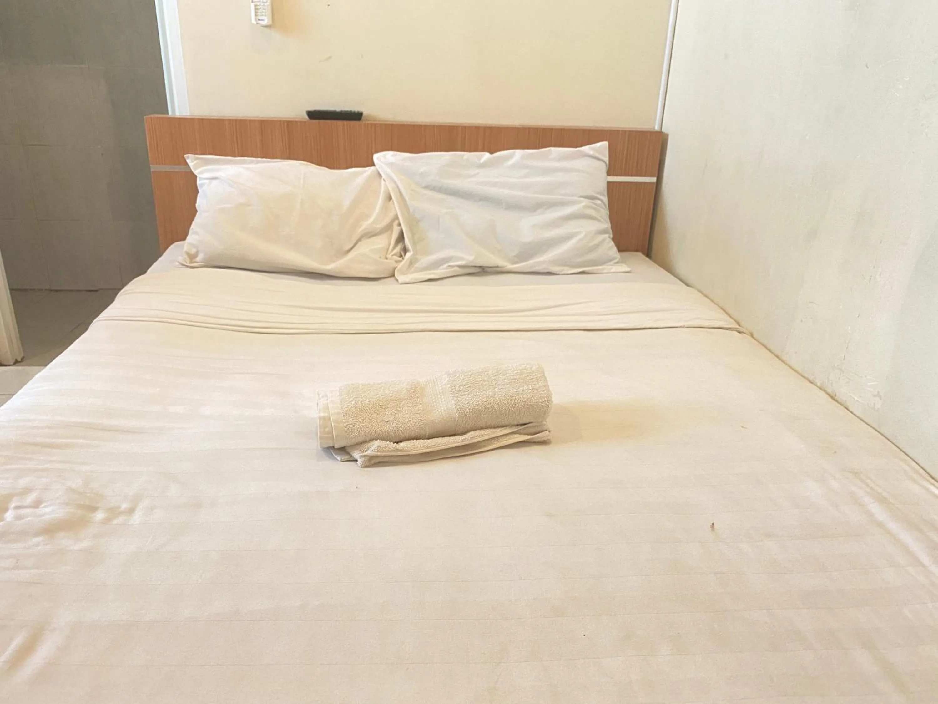 Bedroom, Bed in RedDoorz At Kartini Residence Semarang