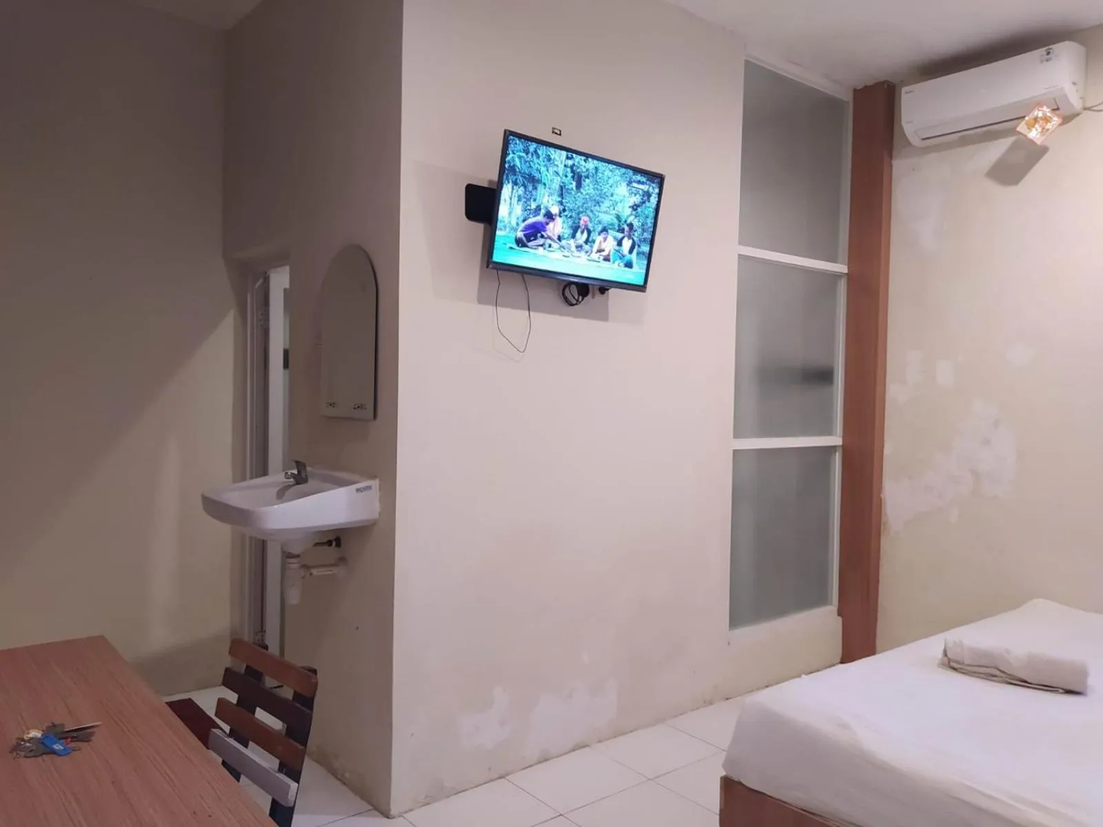 TV and multimedia in RedDoorz At Kartini Residence Semarang