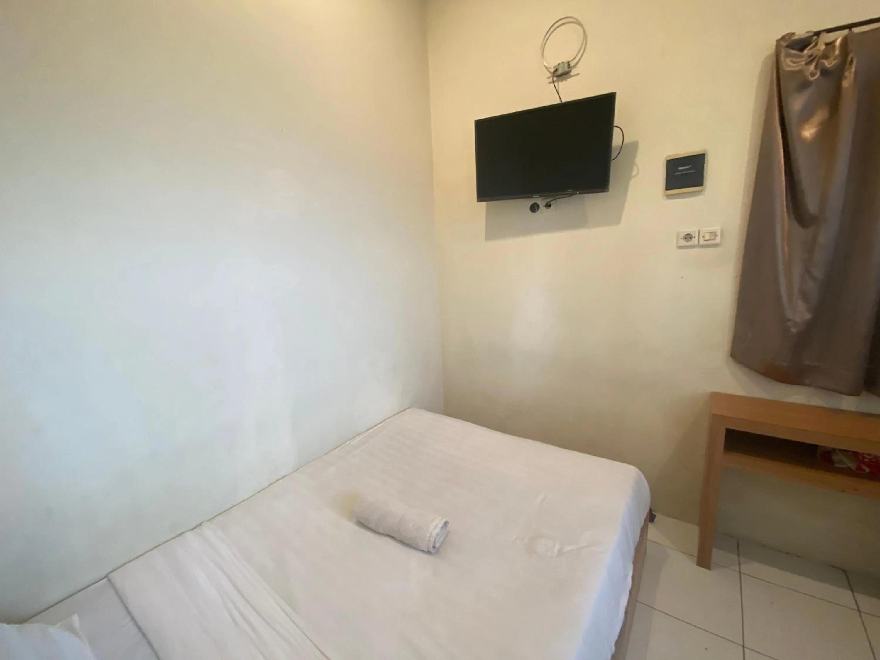 TV and multimedia, Bed in RedDoorz At Kartini Residence Semarang