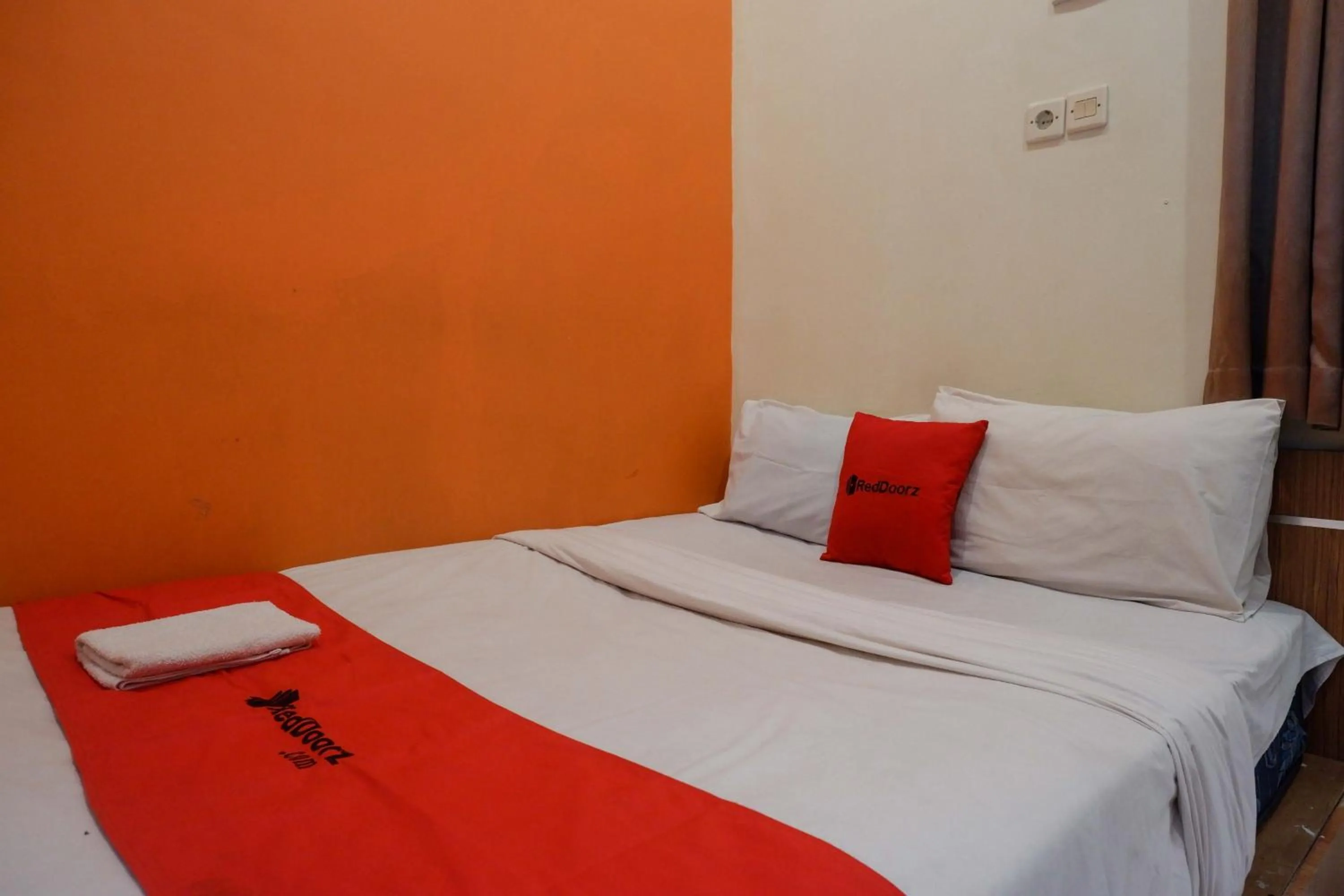 Bedroom, Bed in RedDoorz near Majapahit Semarang 2