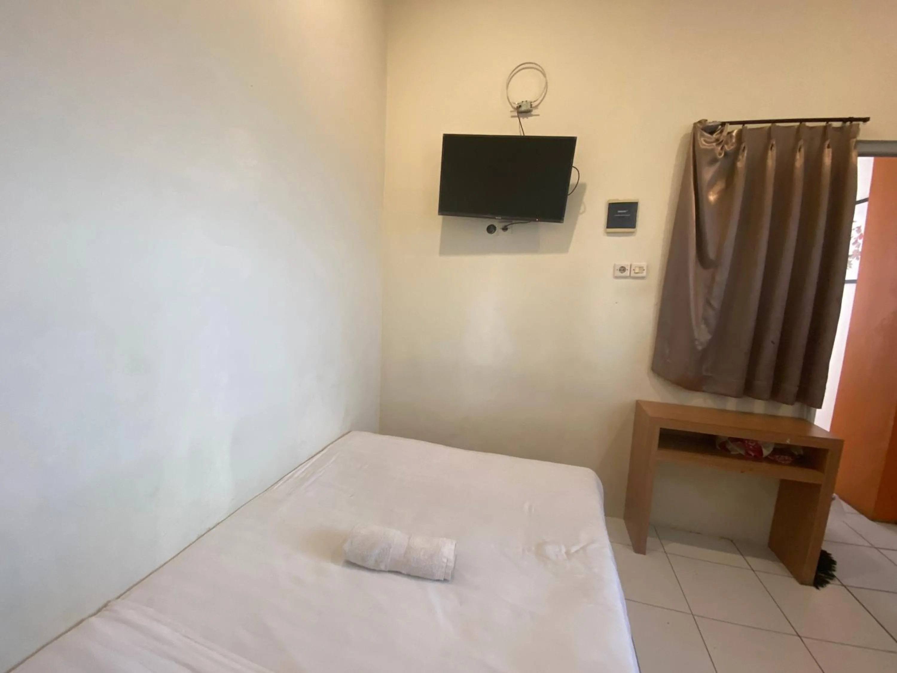 Bedroom, Bed in RedDoorz At Kartini Residence Semarang