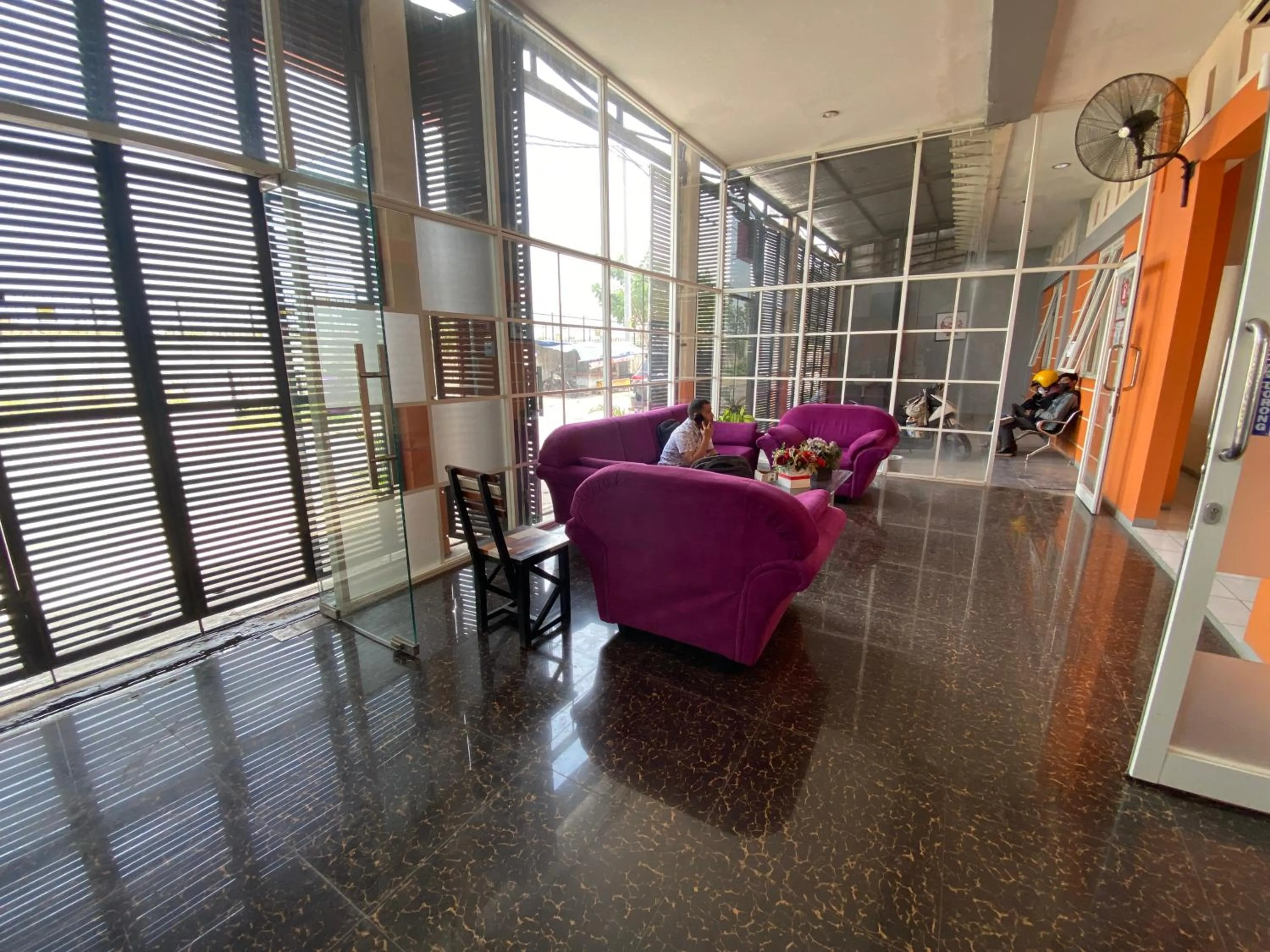 Seating area in RedDoorz At Kartini Residence Semarang