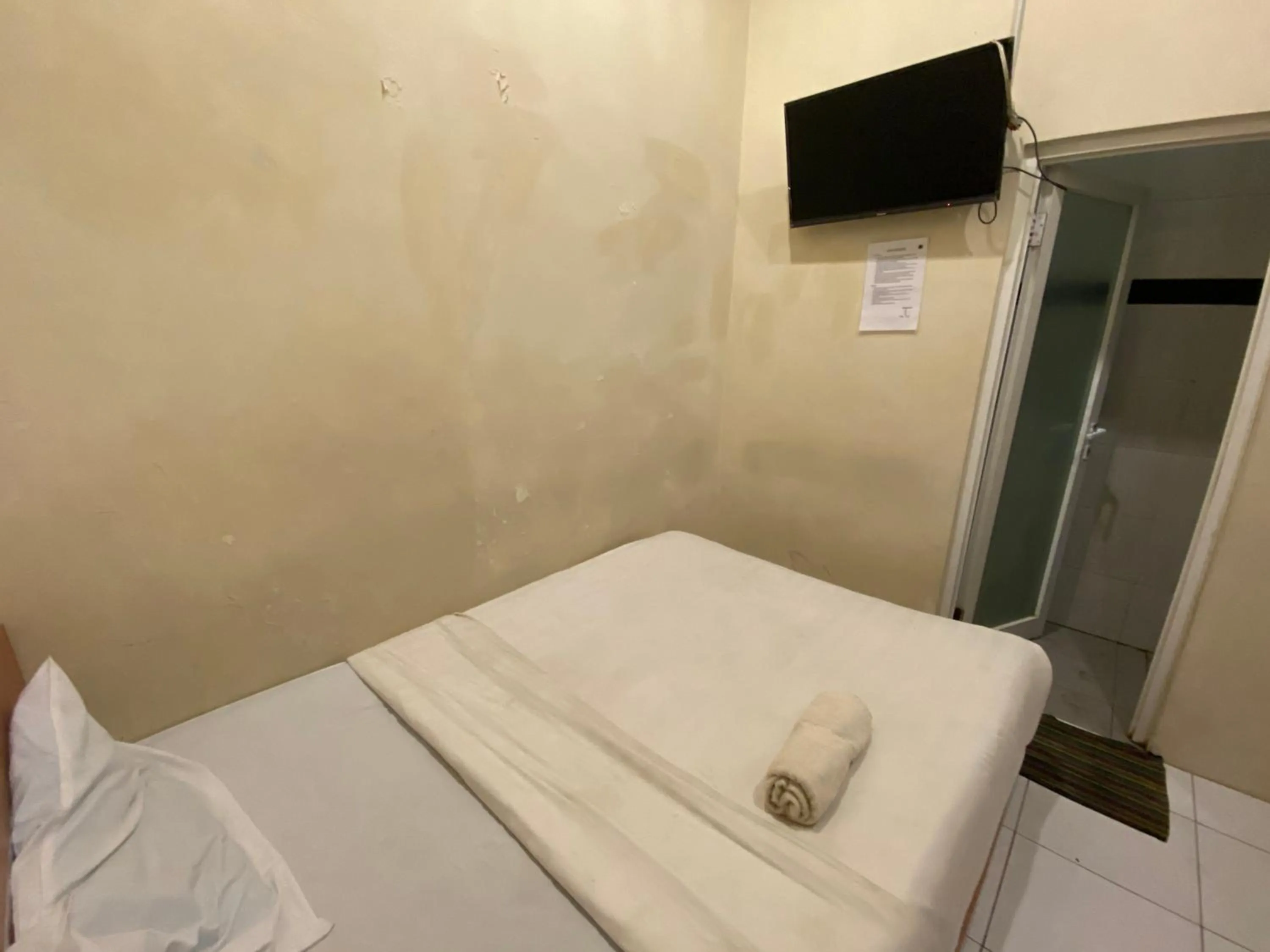 Bed in RedDoorz At Kartini Residence Semarang