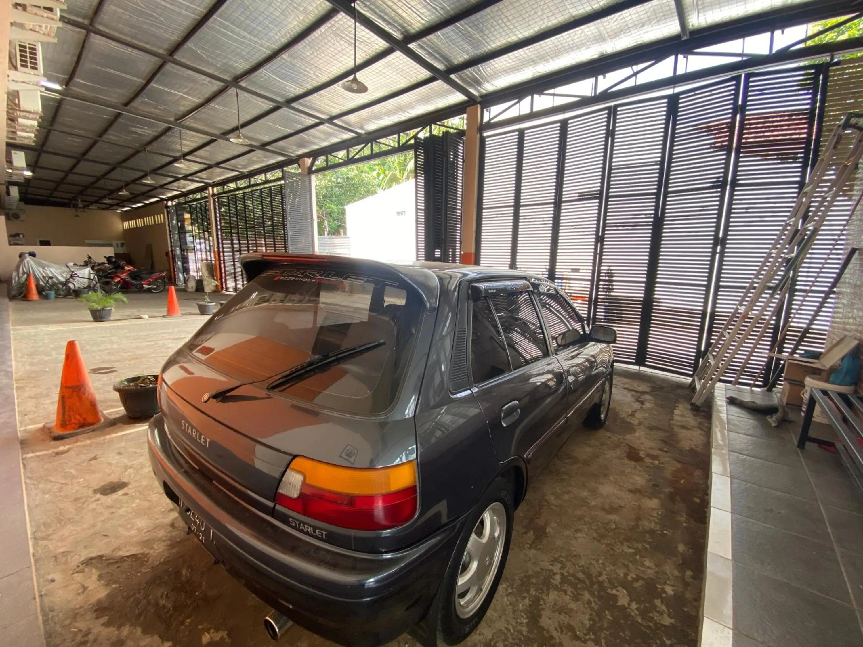 Parking in RedDoorz At Kartini Residence Semarang