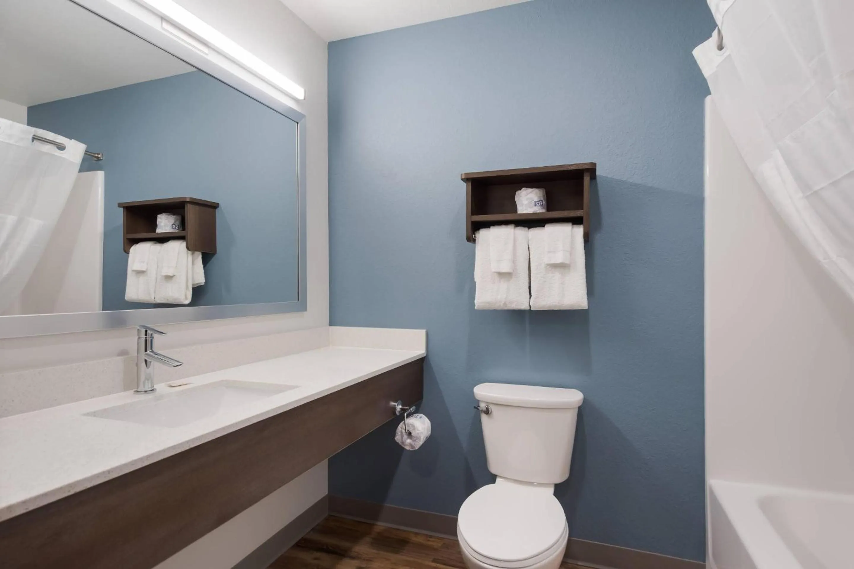 Bedroom in WoodSpring Suites Tampa Airport North Veterans Expressway