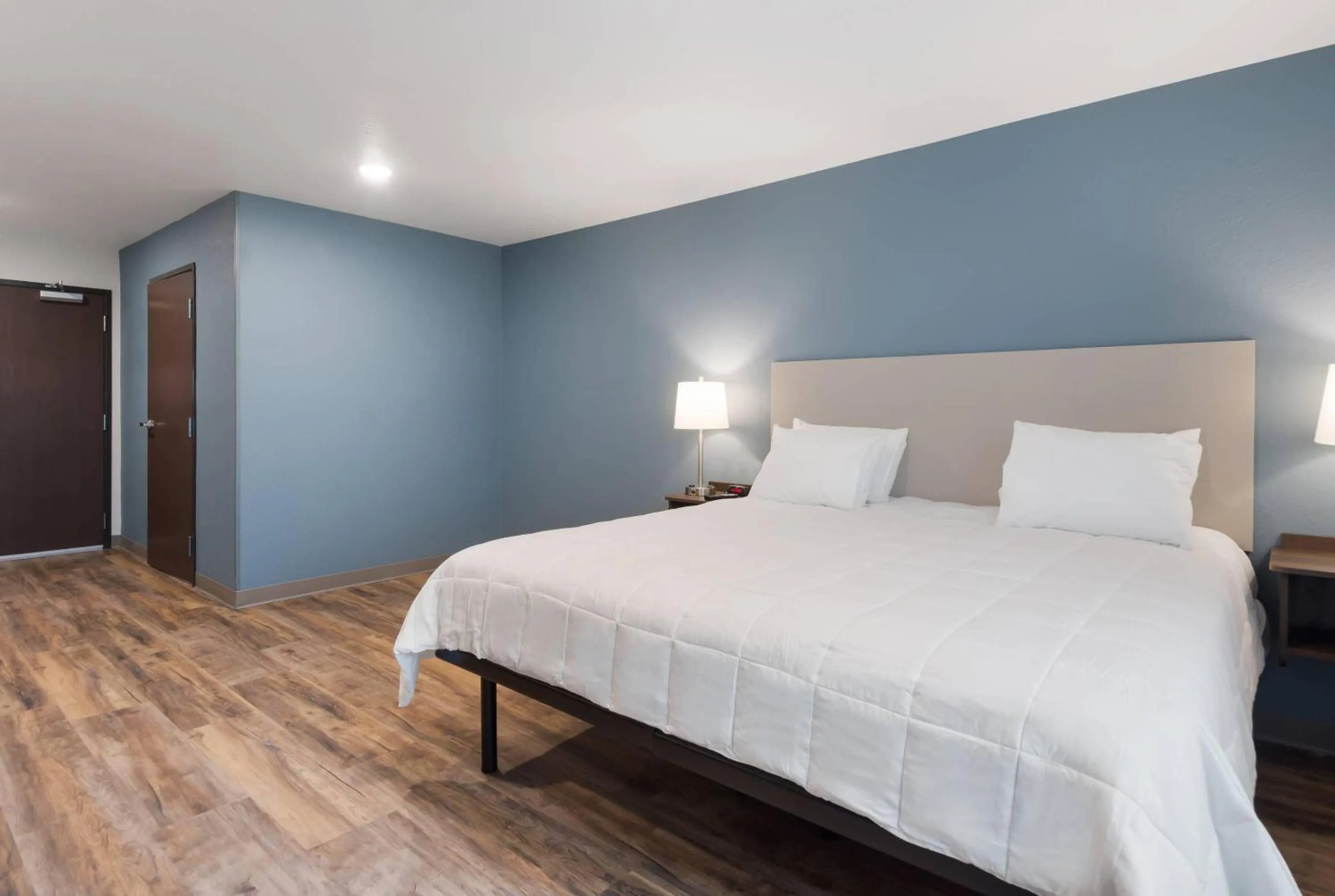 Bedroom, Bed in WoodSpring Suites Tampa Airport North Veterans Expressway