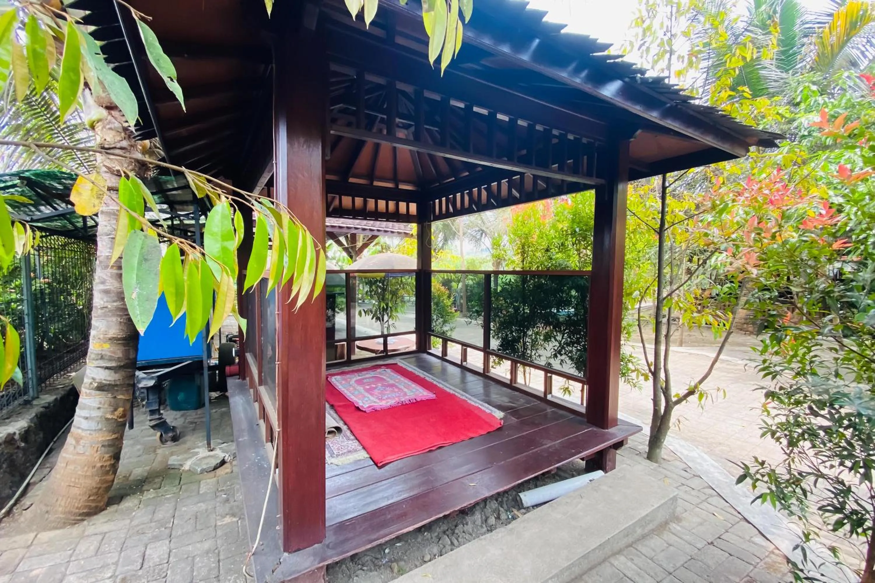 Patio in Hotel dan Gazebo Syariah Pinggir Kali Prigen RedPartner