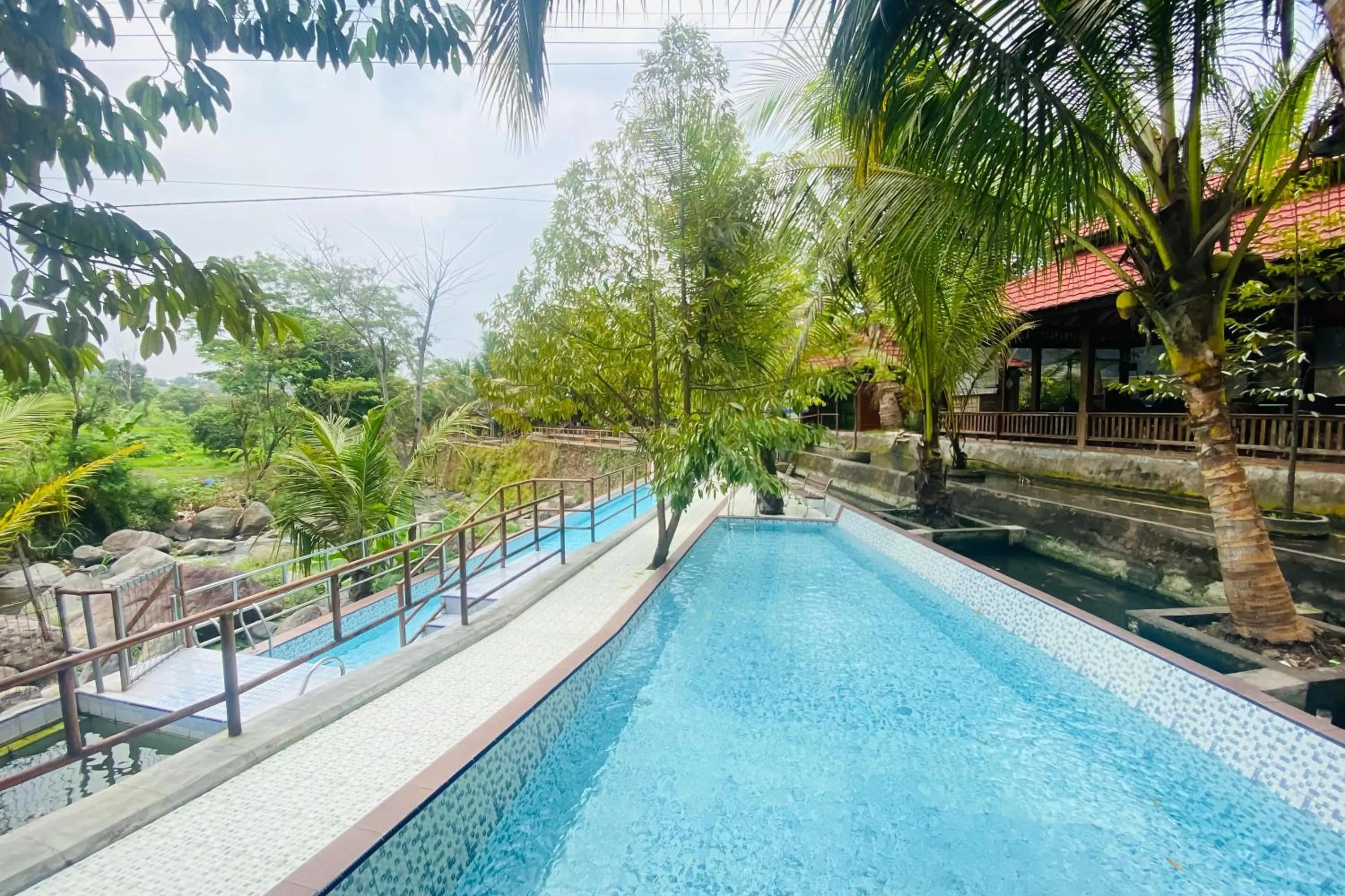 Swimming pool in Hotel dan Gazebo Syariah Pinggir Kali Prigen RedPartner