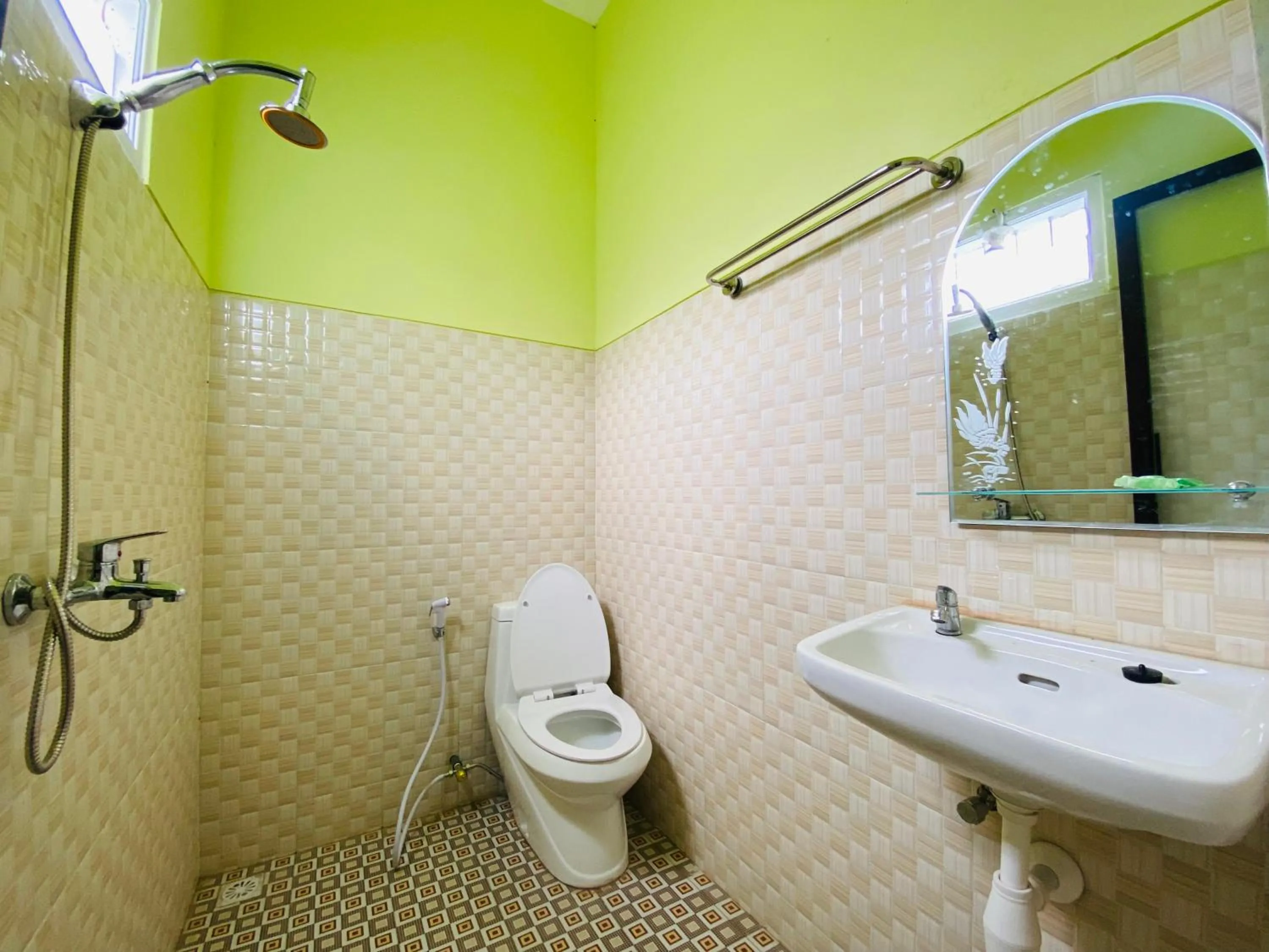 Bathroom in Hotel dan Gazebo Syariah Pinggir Kali Prigen RedPartner