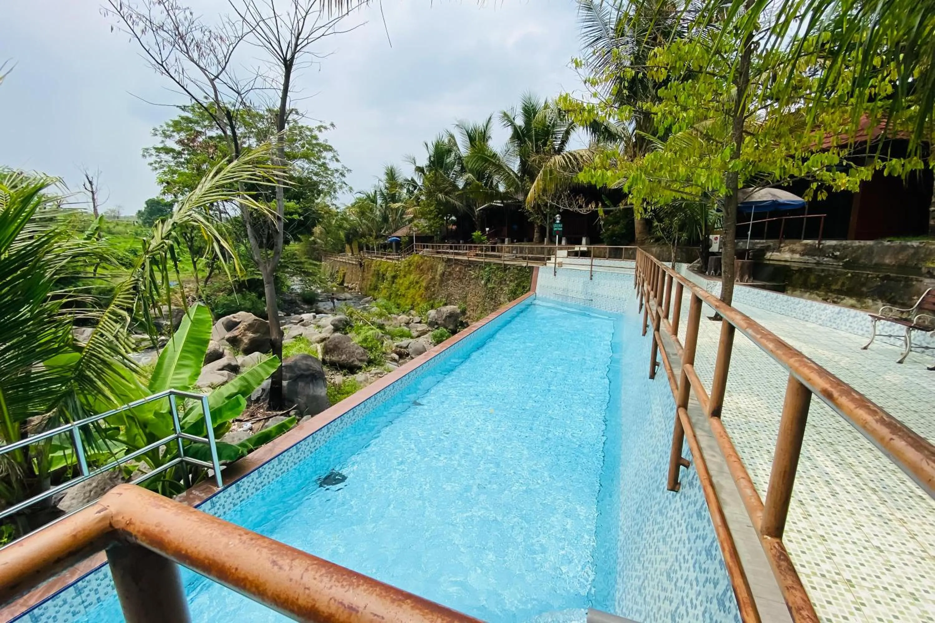 Swimming pool in Hotel dan Gazebo Syariah Pinggir Kali Prigen RedPartner