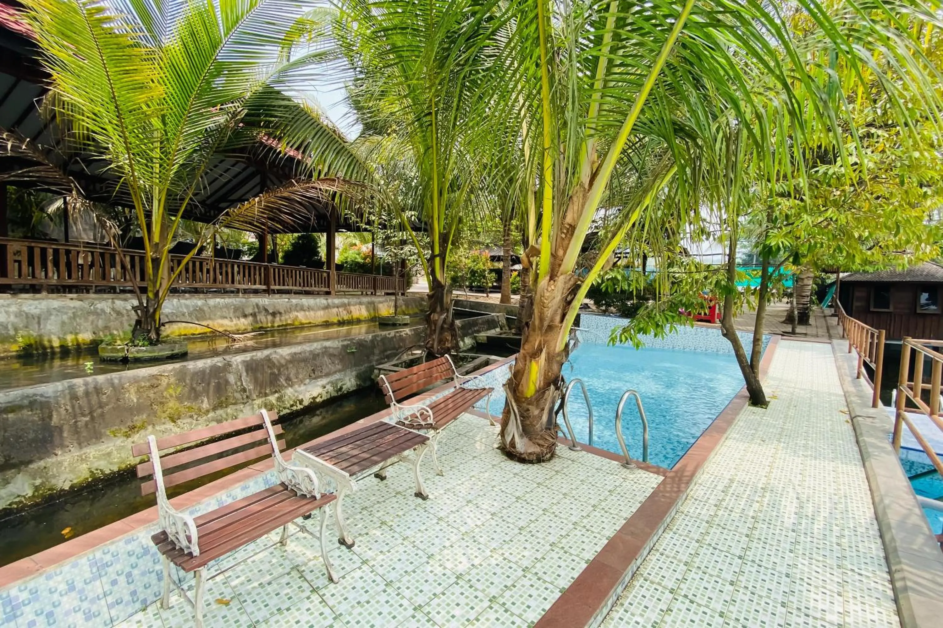 Swimming pool in Hotel dan Gazebo Syariah Pinggir Kali Prigen RedPartner