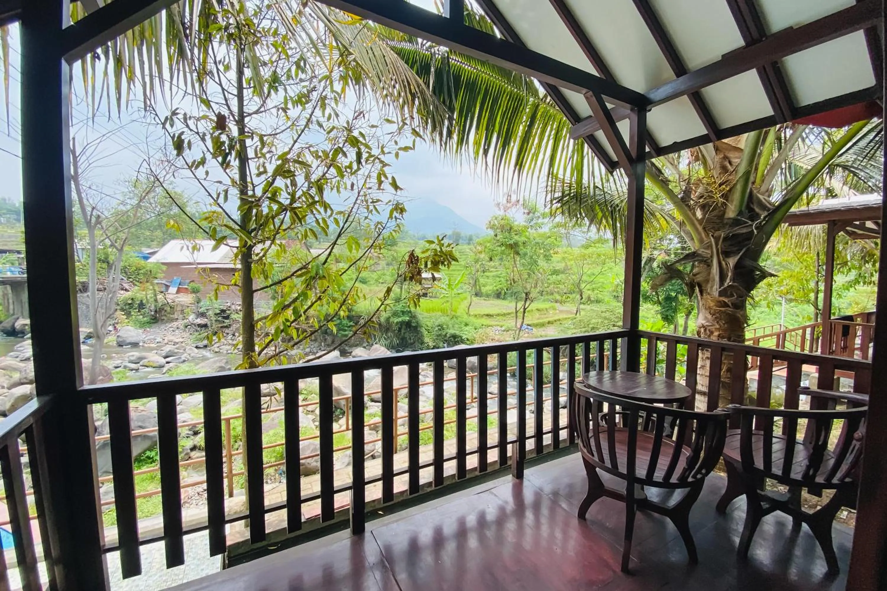 Balcony/Terrace in Hotel dan Gazebo Syariah Pinggir Kali Prigen RedPartner