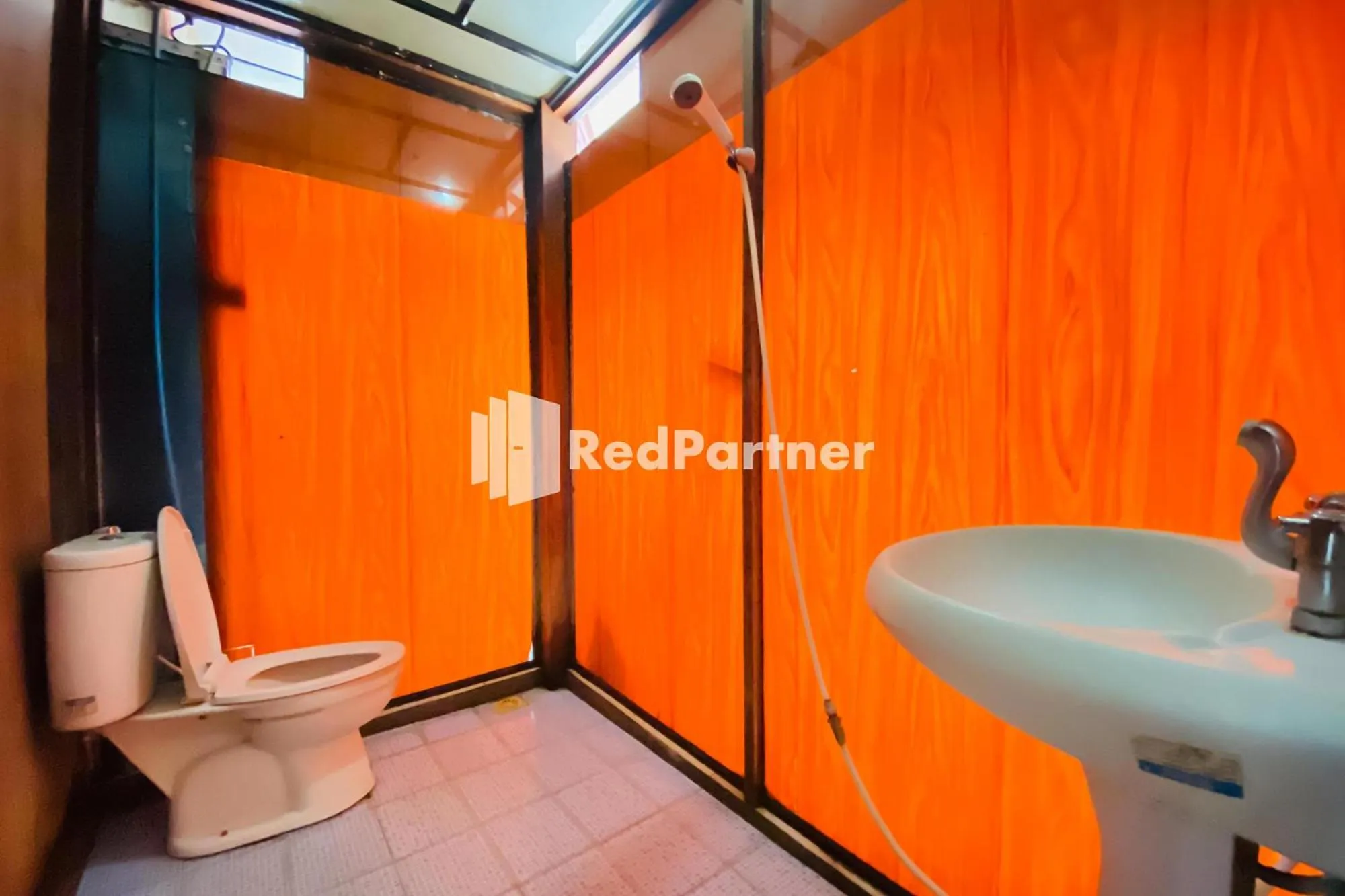Bathroom in Hotel dan Gazebo Syariah Pinggir Kali Prigen RedPartner