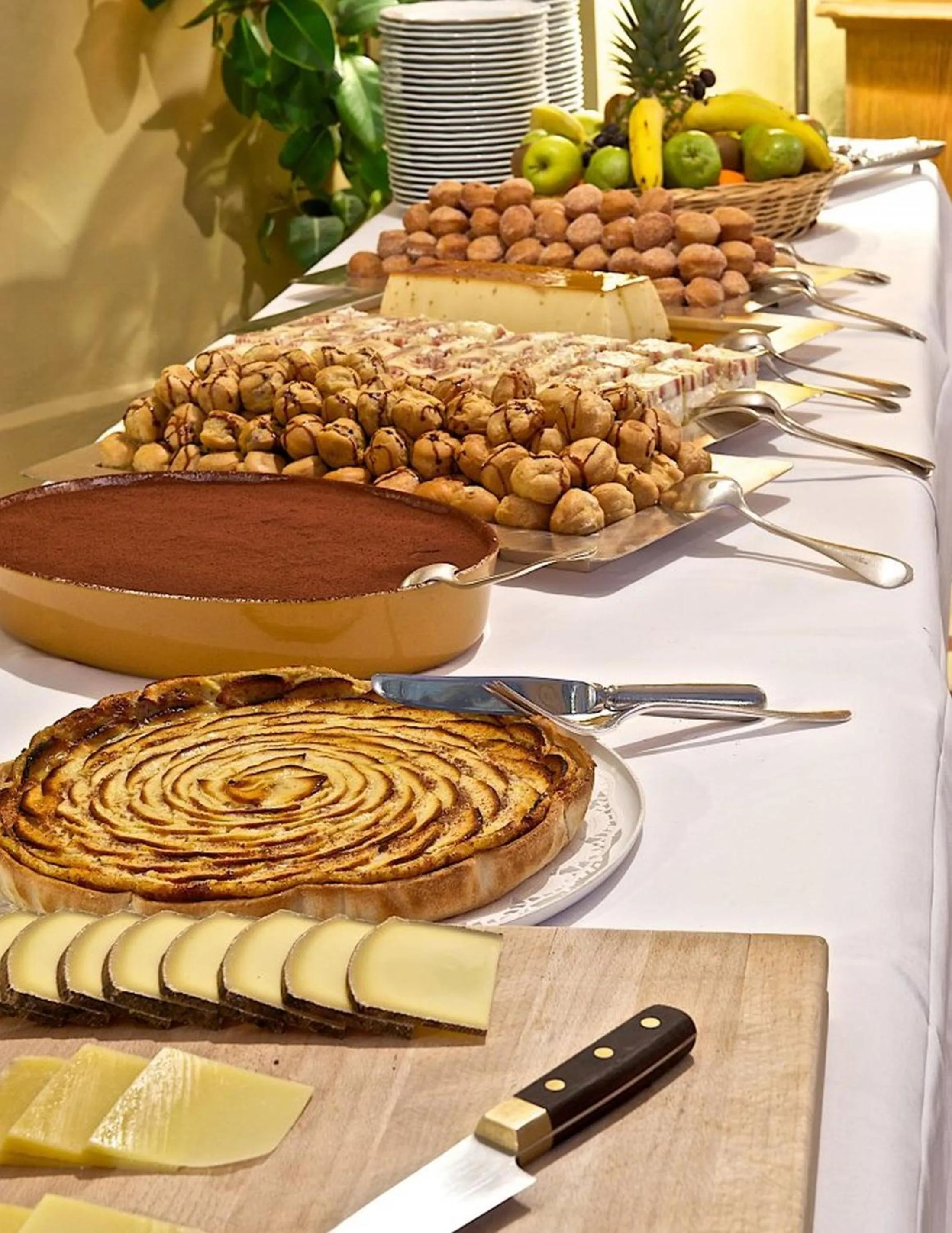 Restaurant/places to eat in Historic Hotel Falken