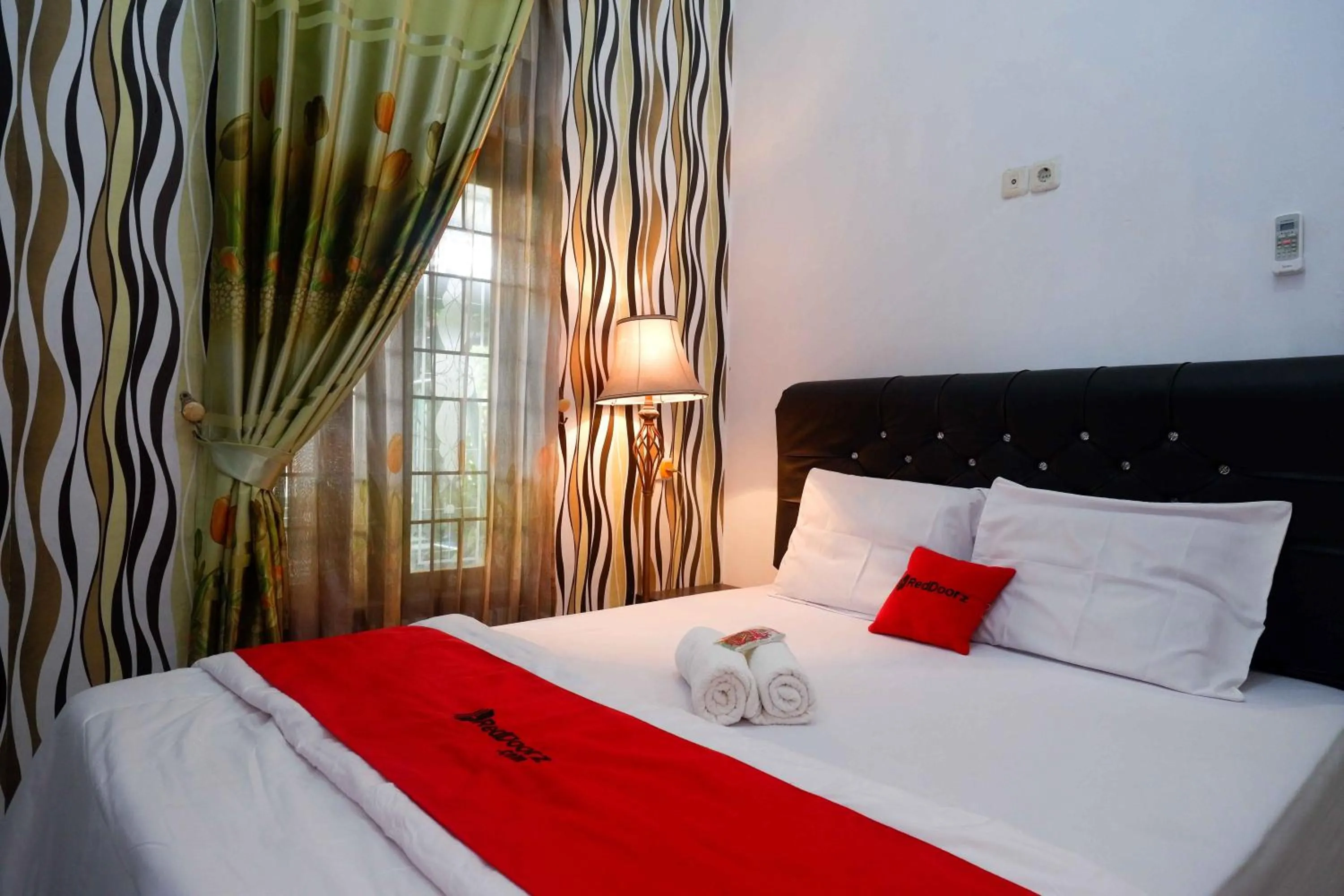 Bedroom, Bed in RedDoorz Syariah near RS Mitra Siaga