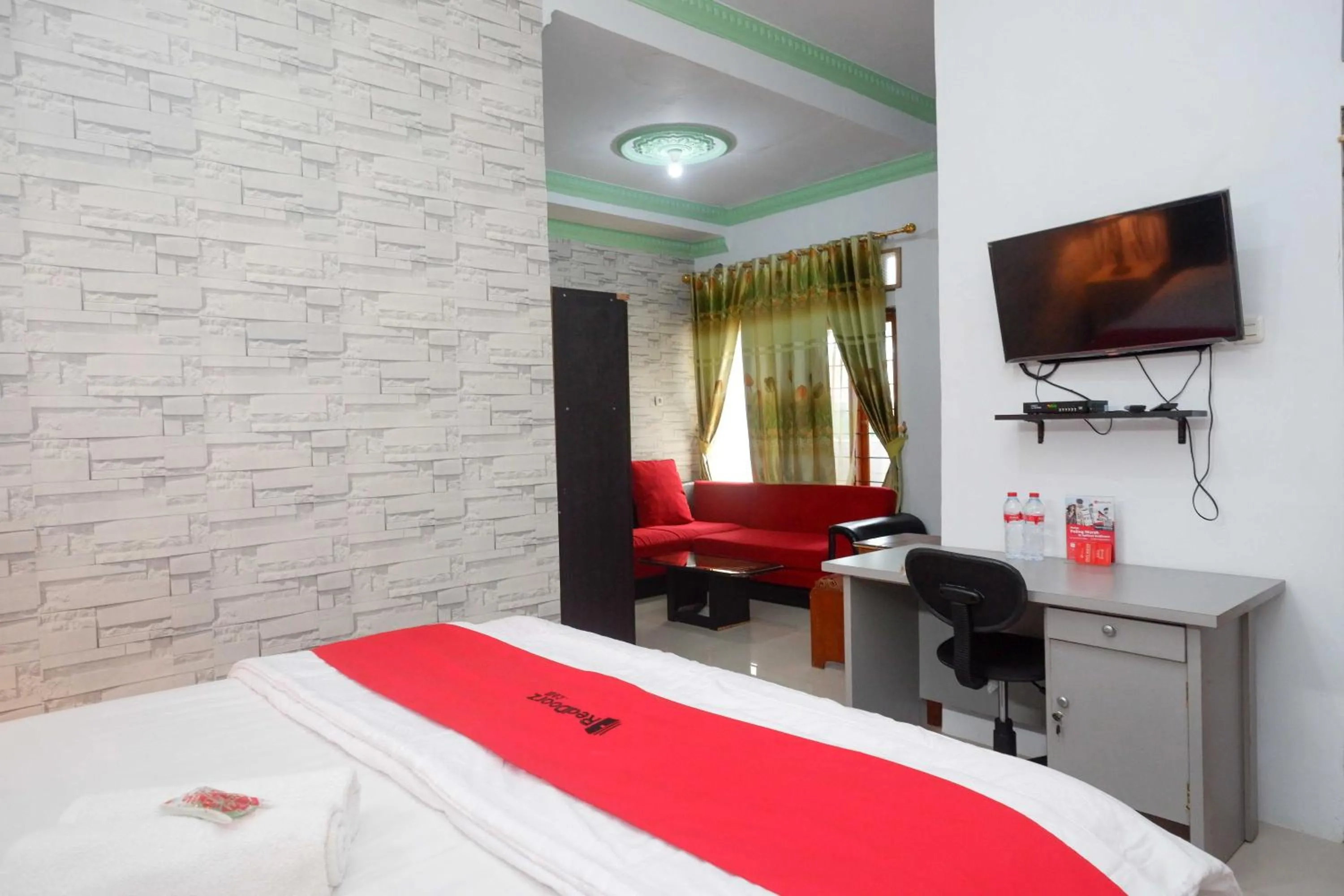 Bedroom, Bed in RedDoorz Syariah near RS Mitra Siaga