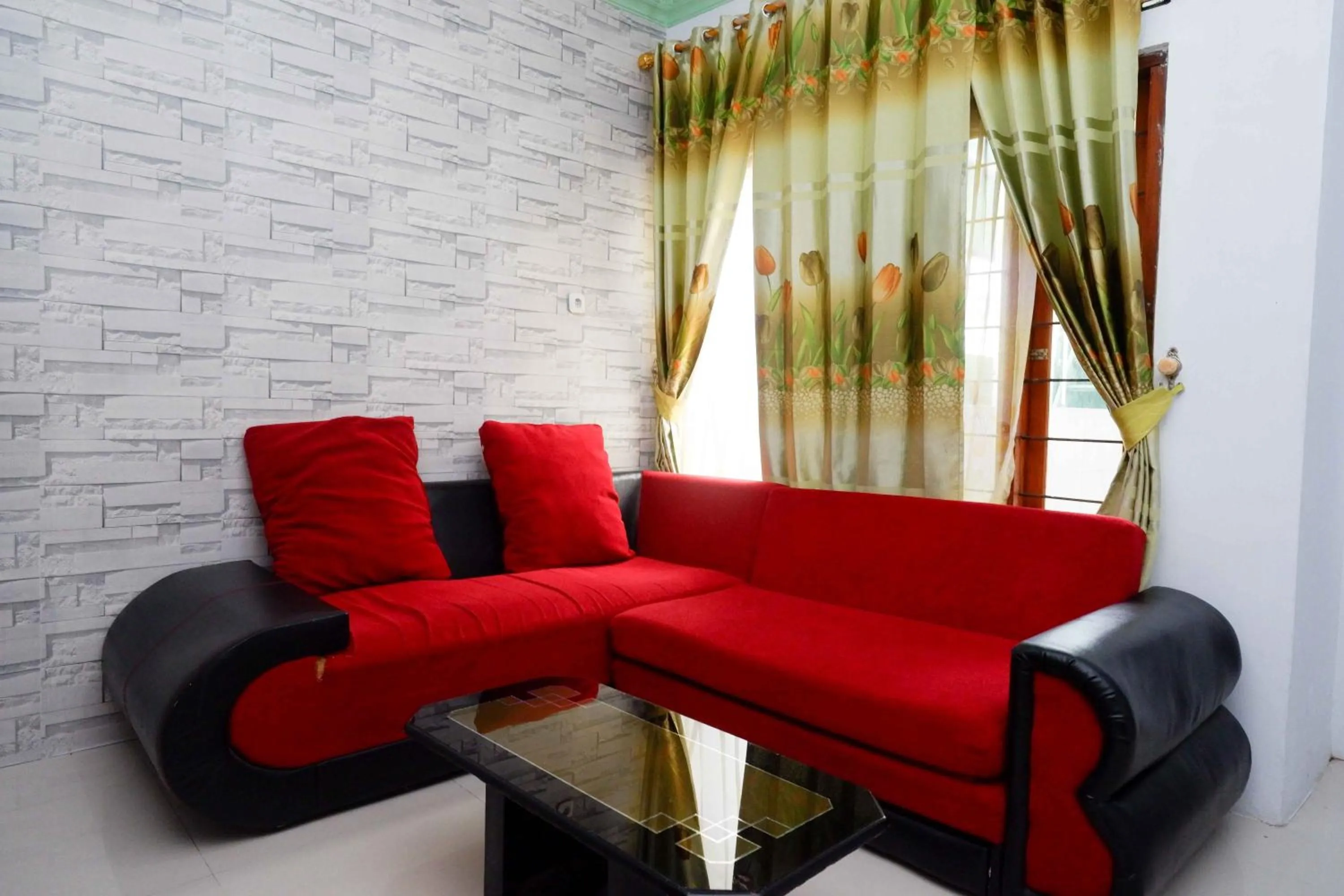 Seating area in RedDoorz Syariah near RS Mitra Siaga