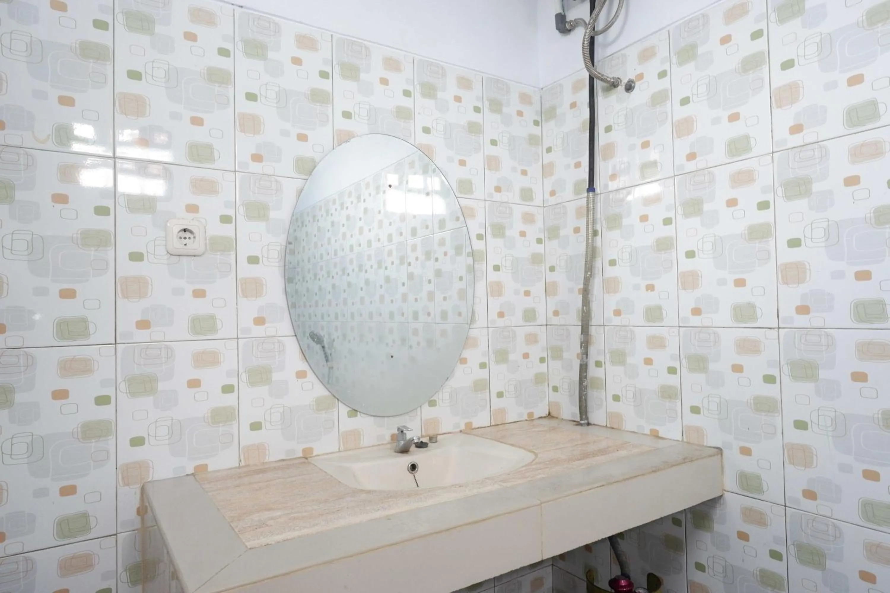 Bathroom in RedDoorz Syariah near RS Mitra Siaga