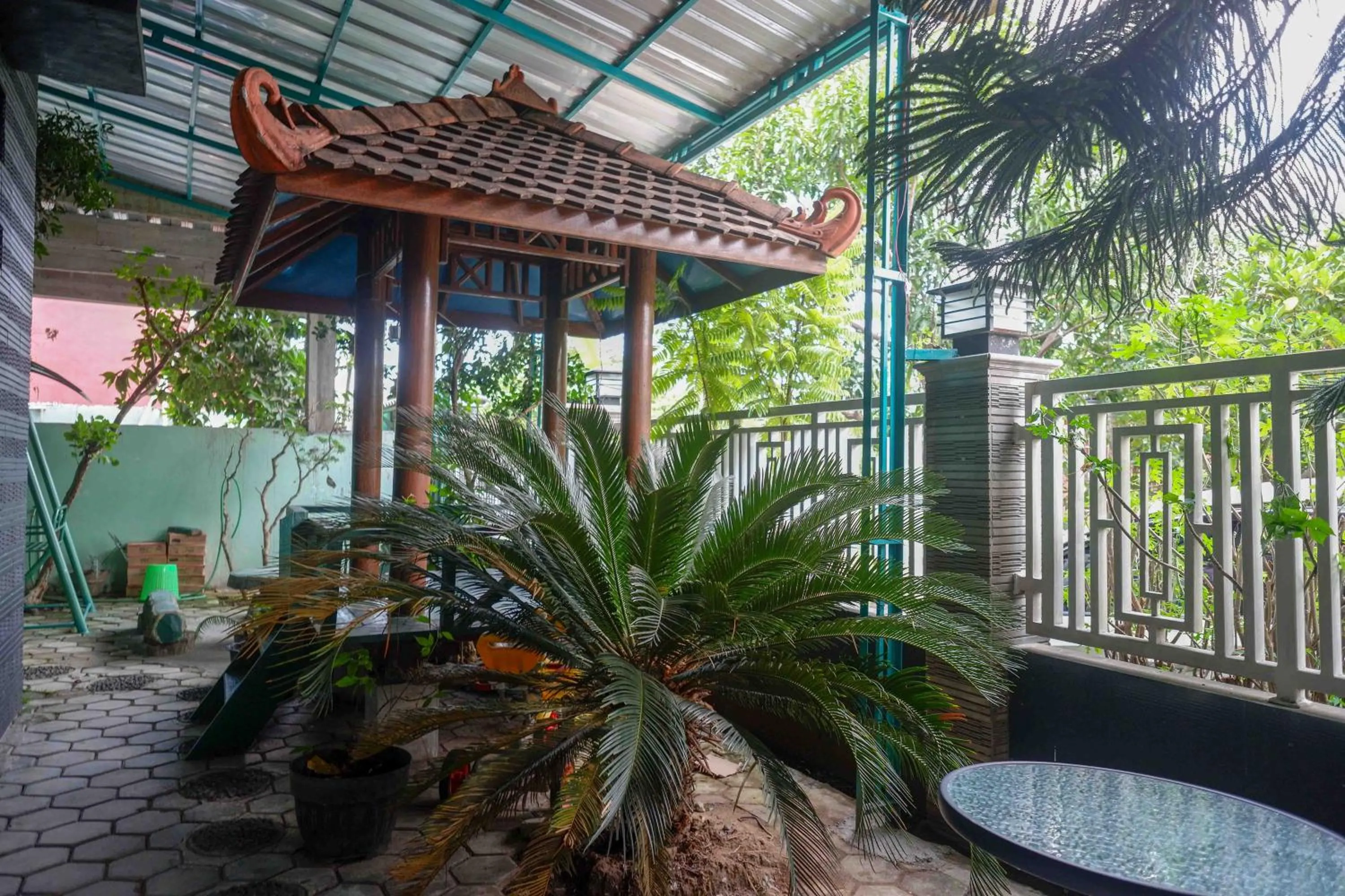 Garden view in RedDoorz Syariah near RS Mitra Siaga