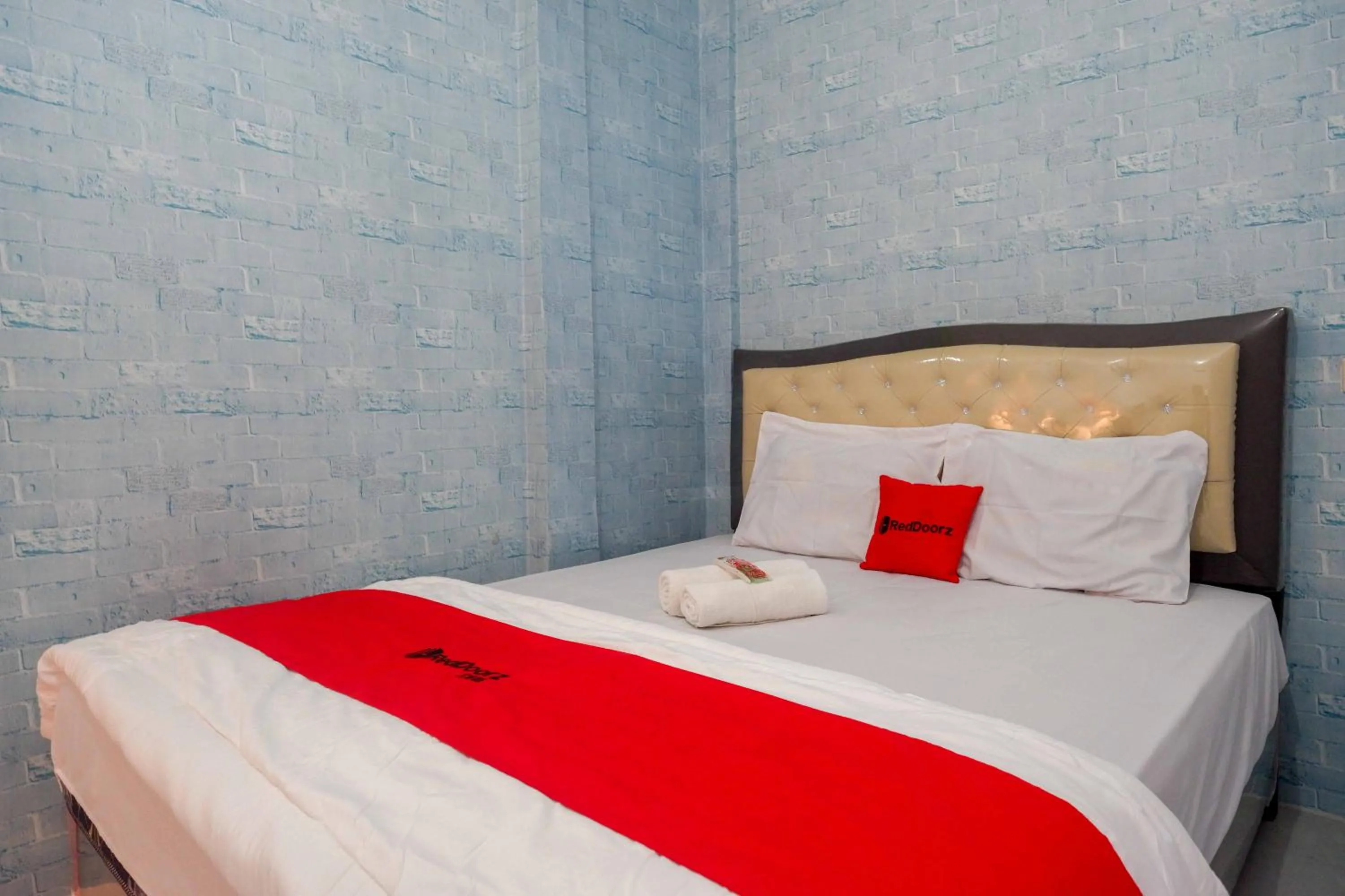 Bedroom, Bed in RedDoorz Syariah near RS Mitra Siaga