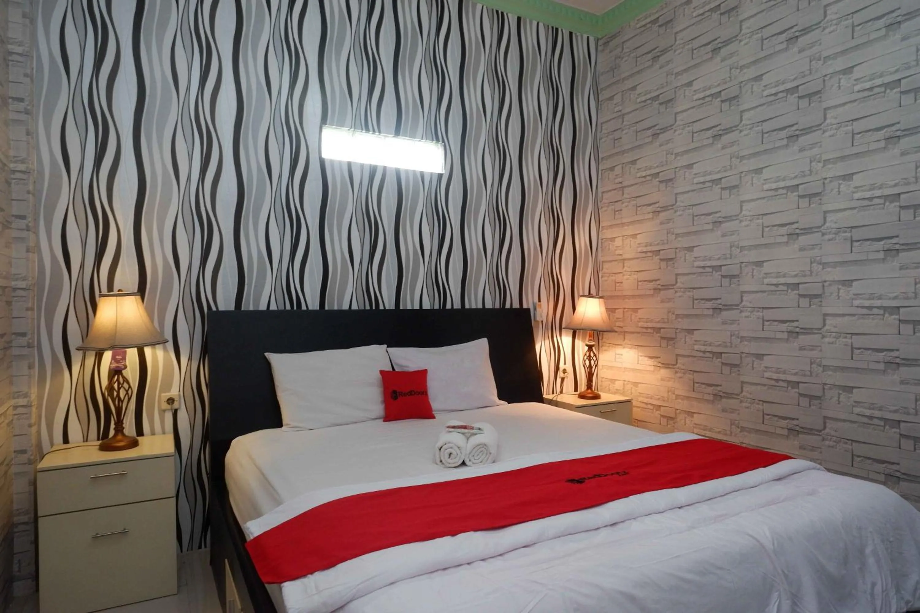 Bedroom, Bed in RedDoorz Syariah near RS Mitra Siaga