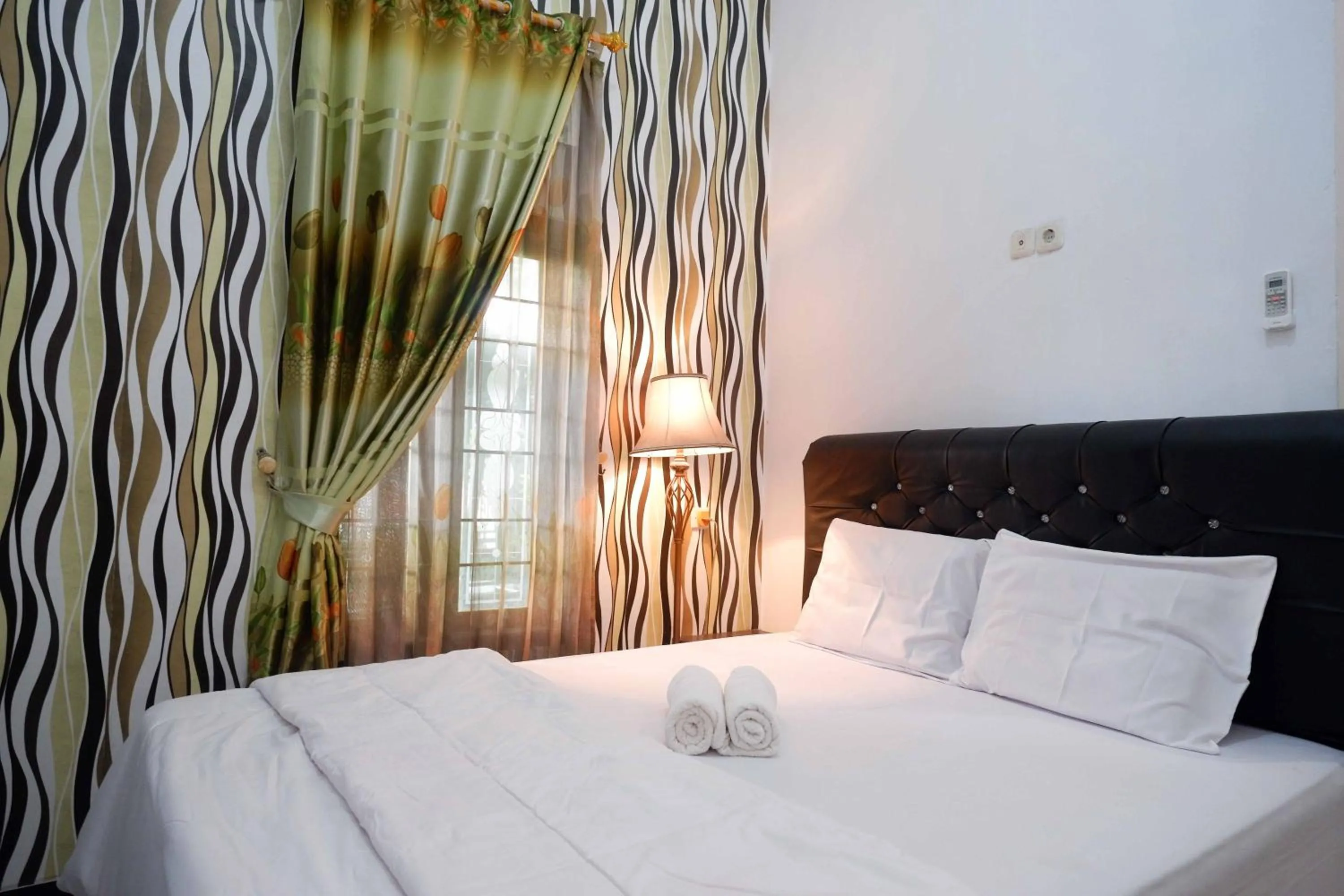 Bedroom, Bed in RedDoorz Syariah near RS Mitra Siaga